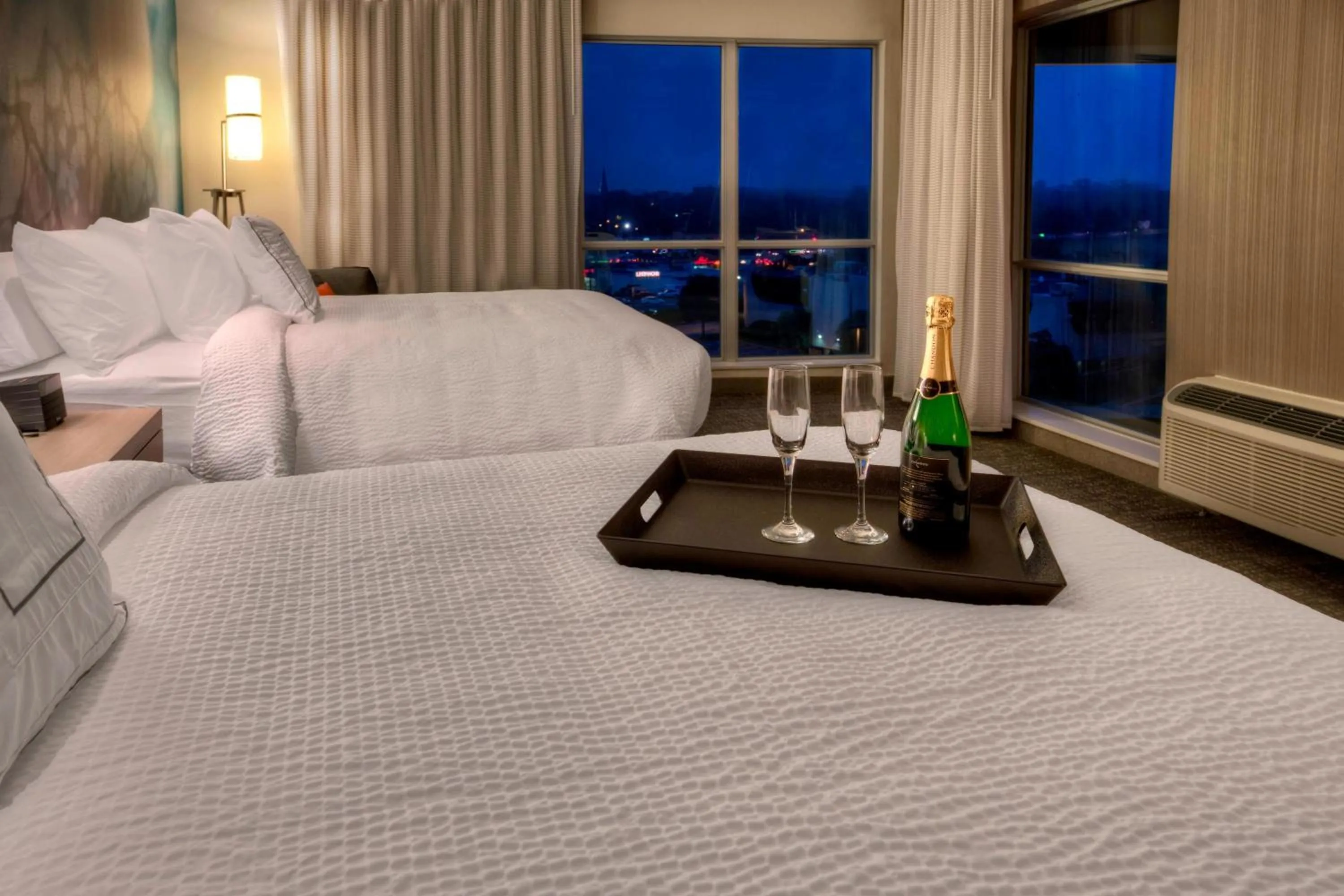 Photo of the whole room, Bed in Courtyard by Marriott Westbury Long Island