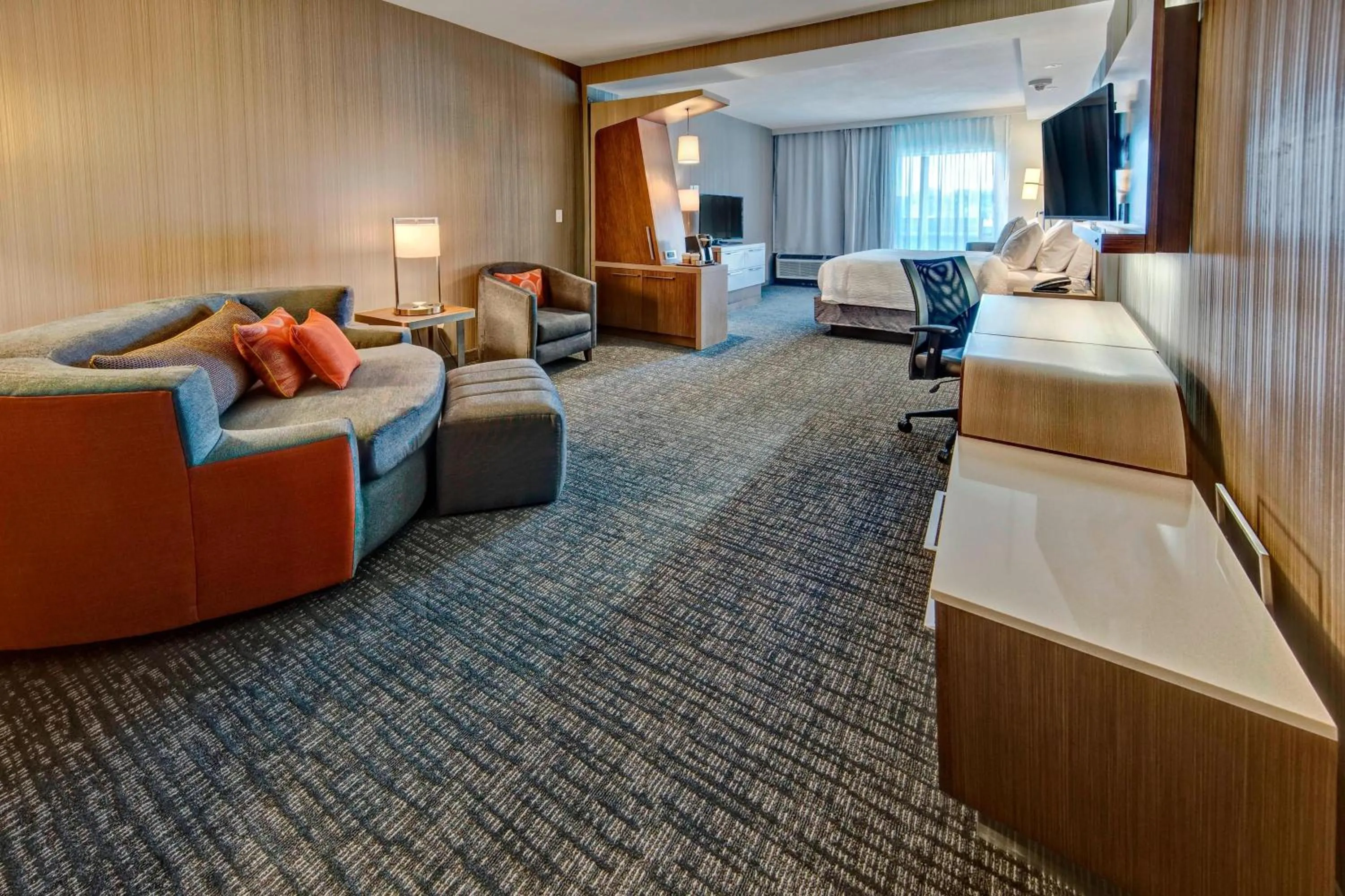 Living room, Bed in Courtyard by Marriott Westbury Long Island