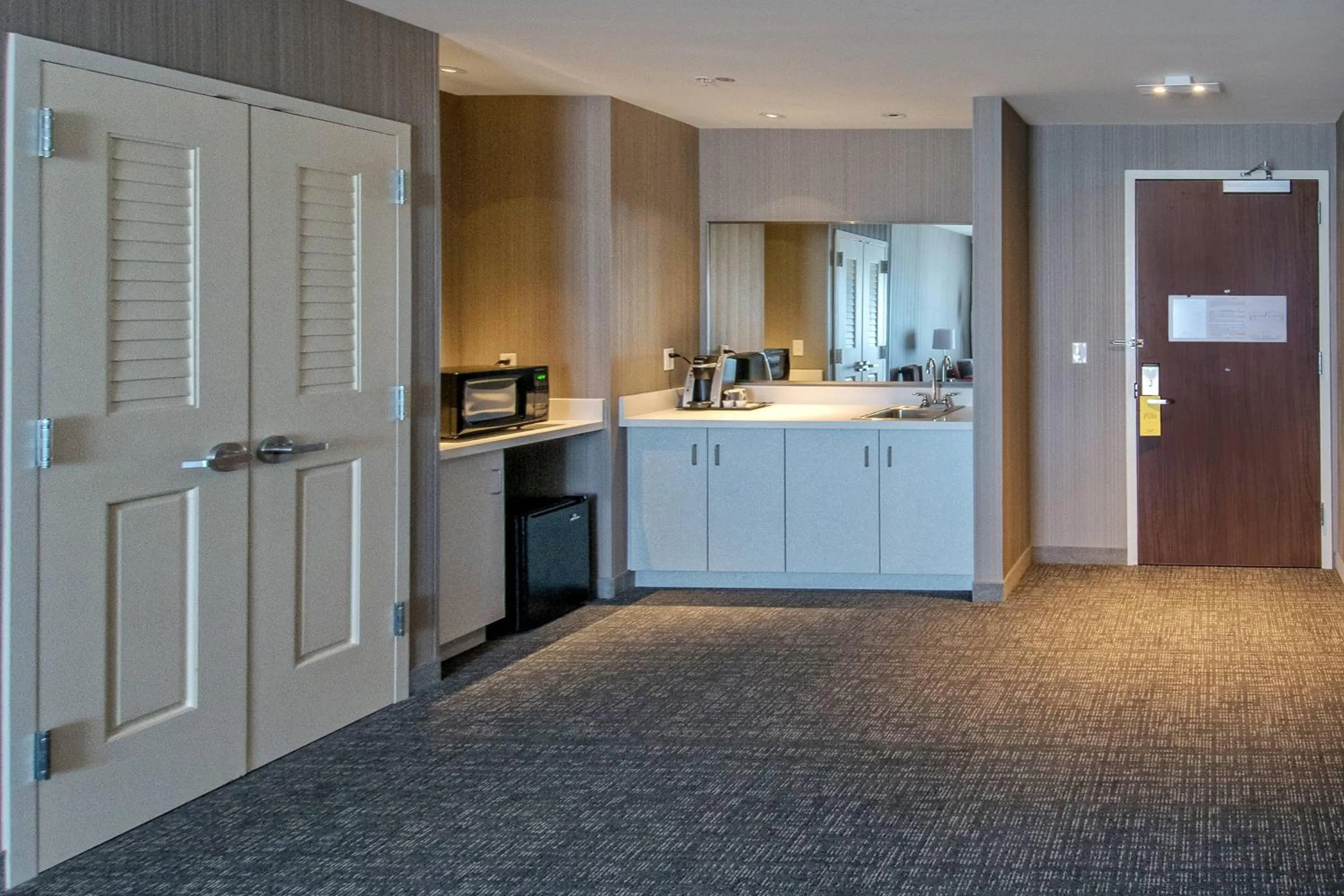 Lounge or bar in Courtyard by Marriott Westbury Long Island