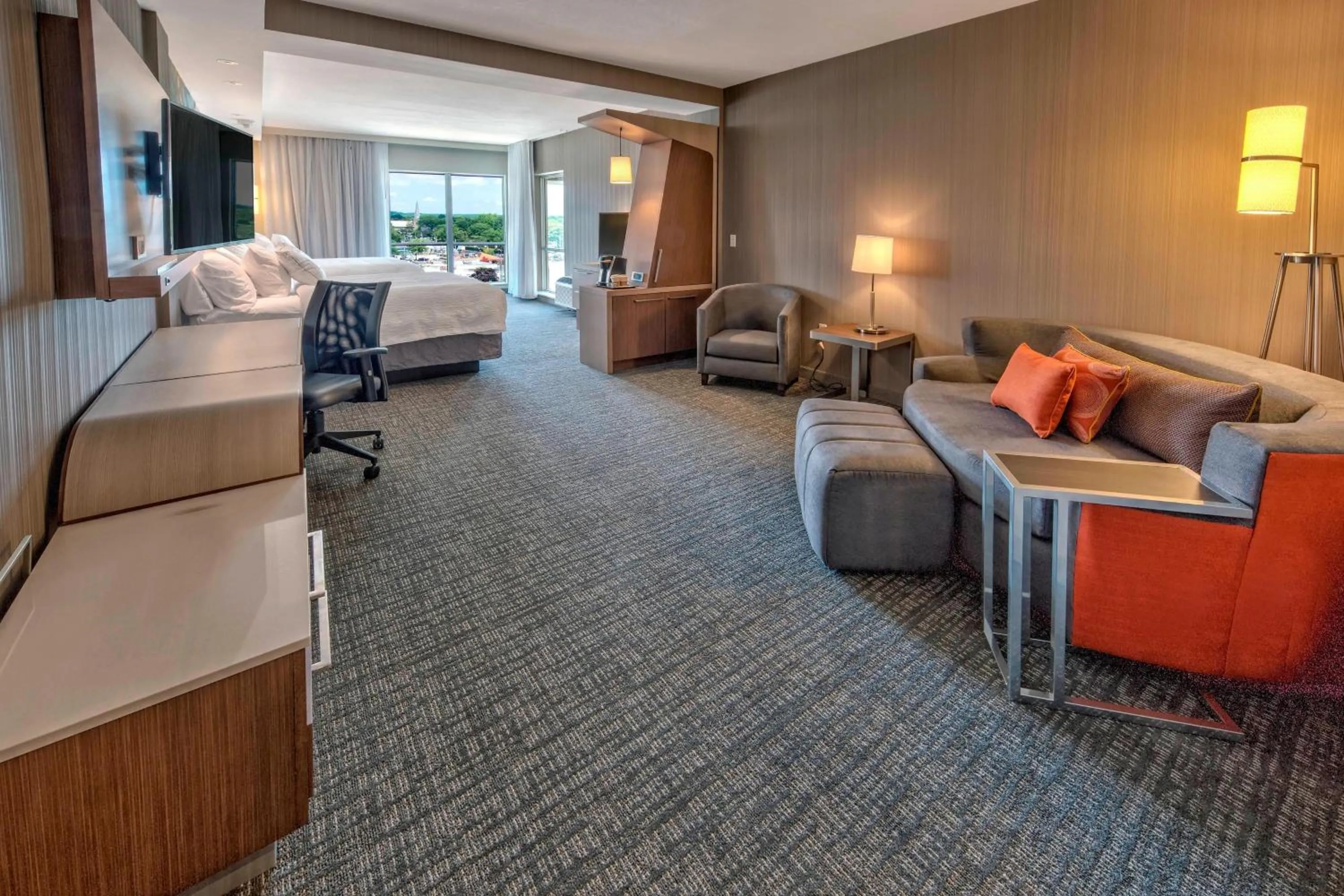 Living room, Bed in Courtyard by Marriott Westbury Long Island
