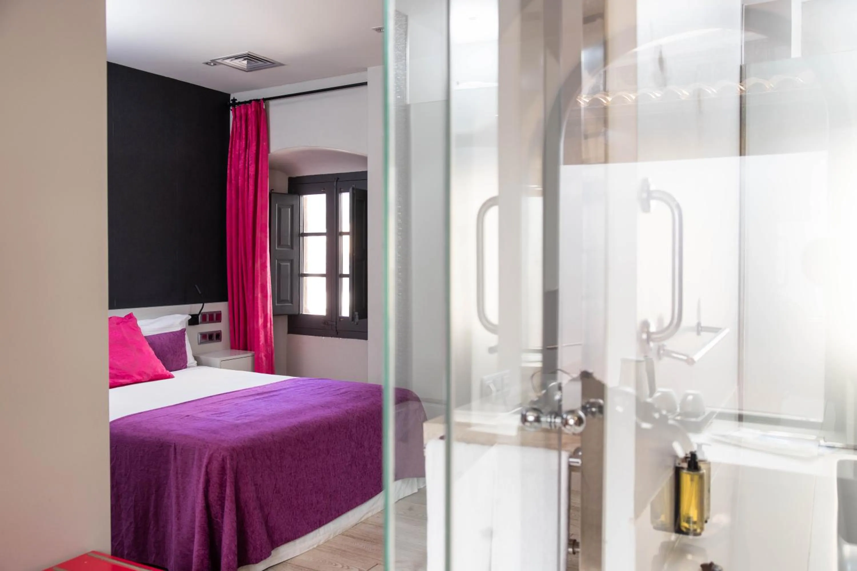 Bathroom, Bed in RVHotels Palau Lo Mirador