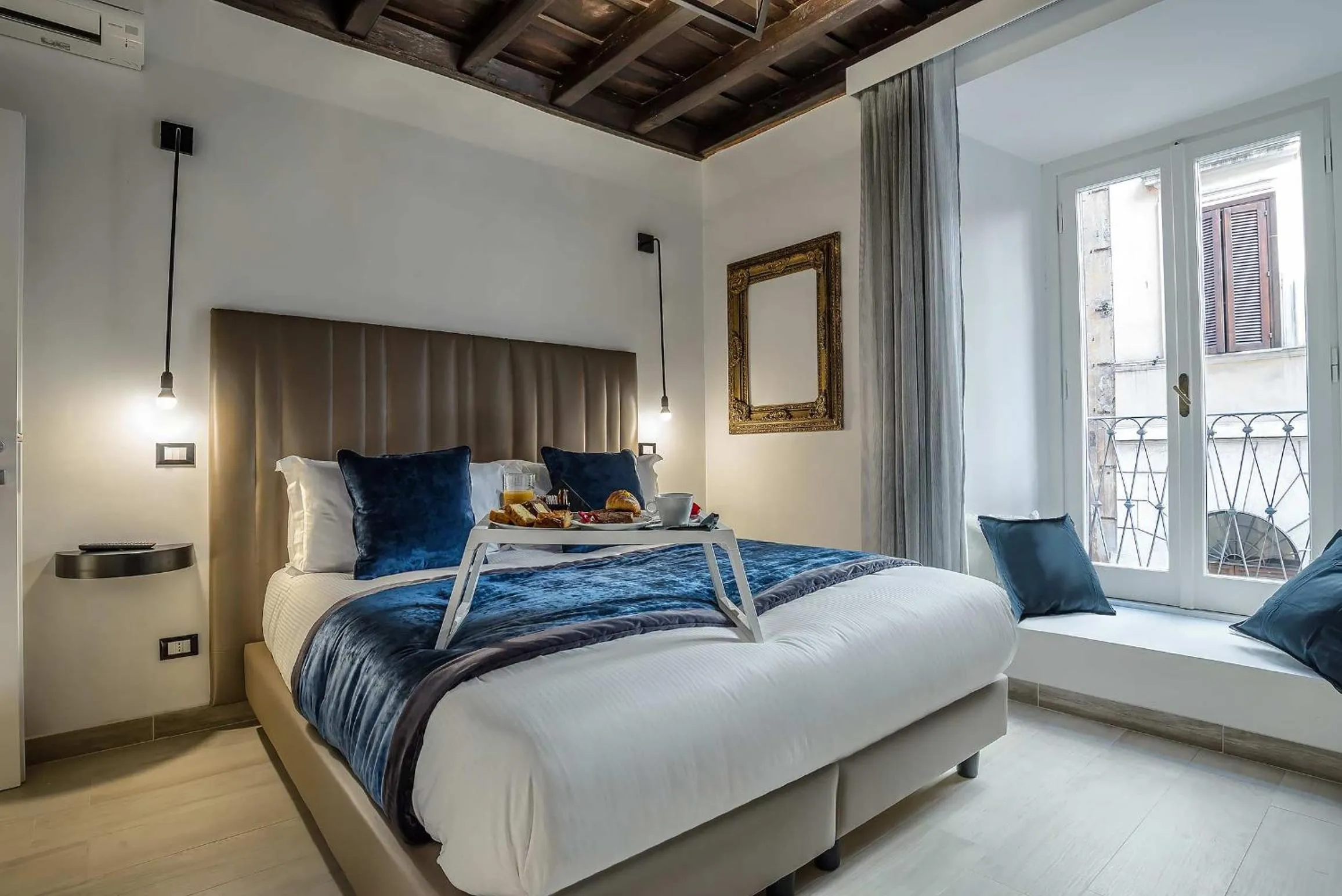 Photo of the whole room, Bed in Spagna Luxury'n Trevi