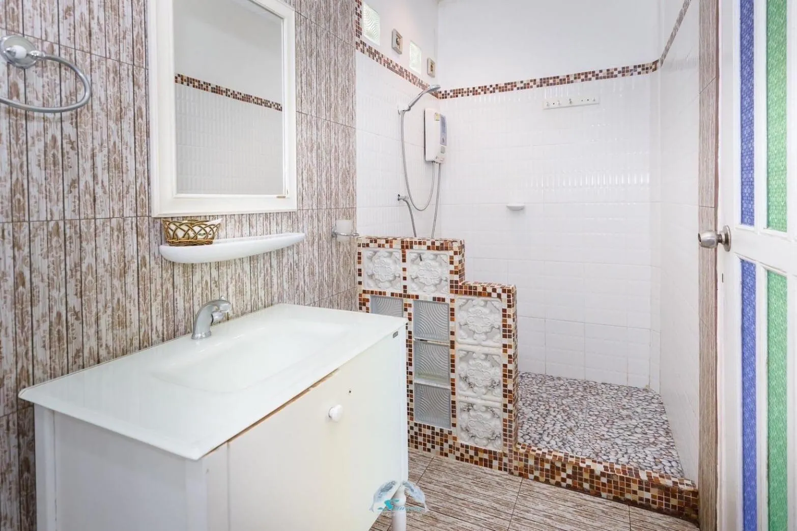 Shower in Suanya Kohkood Resort and Spa