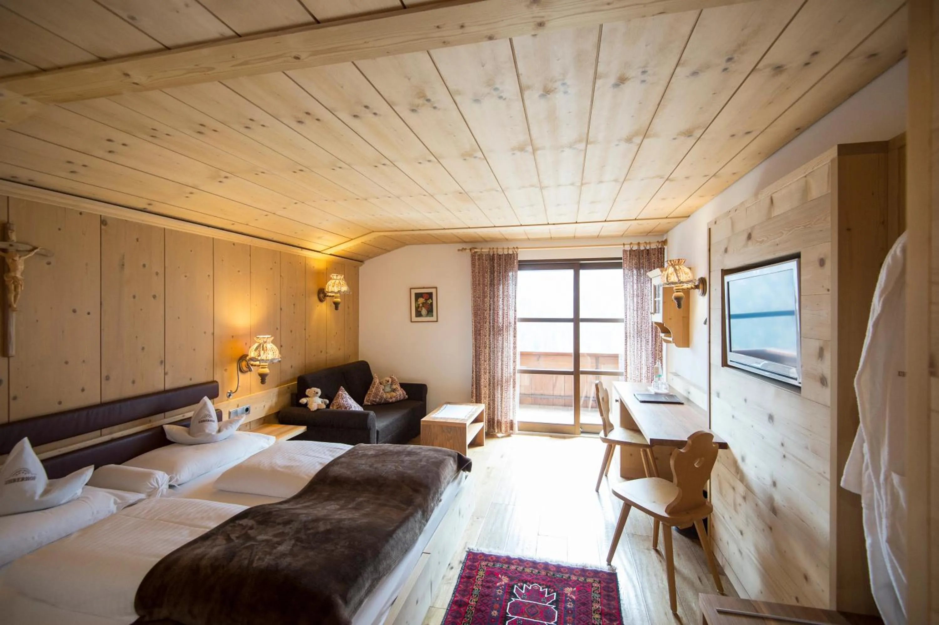 Photo of the whole room, Bed in Charmehotel Uhrerhof - Deur