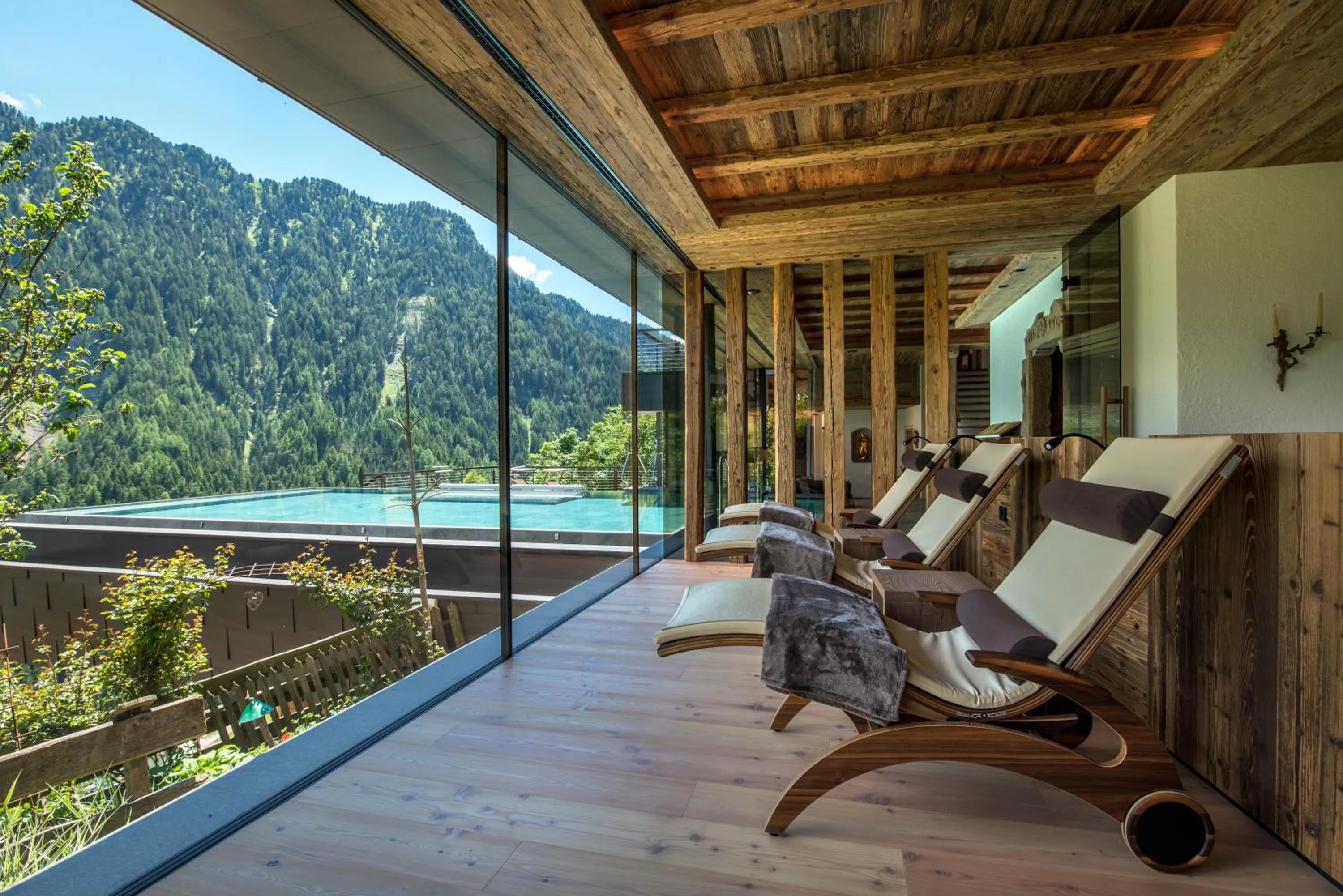 Swimming pool in Charmehotel Uhrerhof - Deur