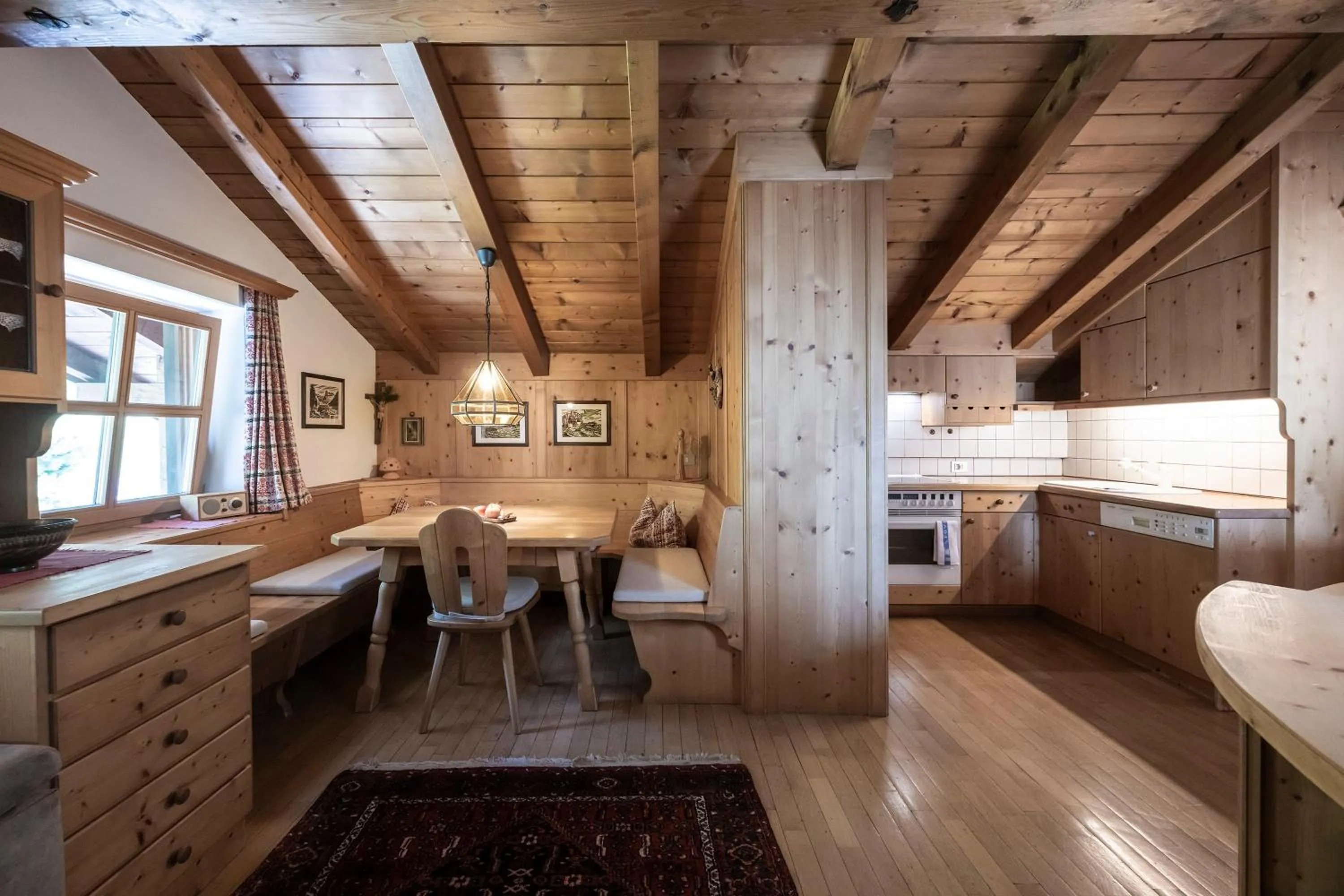 Kitchen or kitchenette in Charmehotel Uhrerhof - Deur