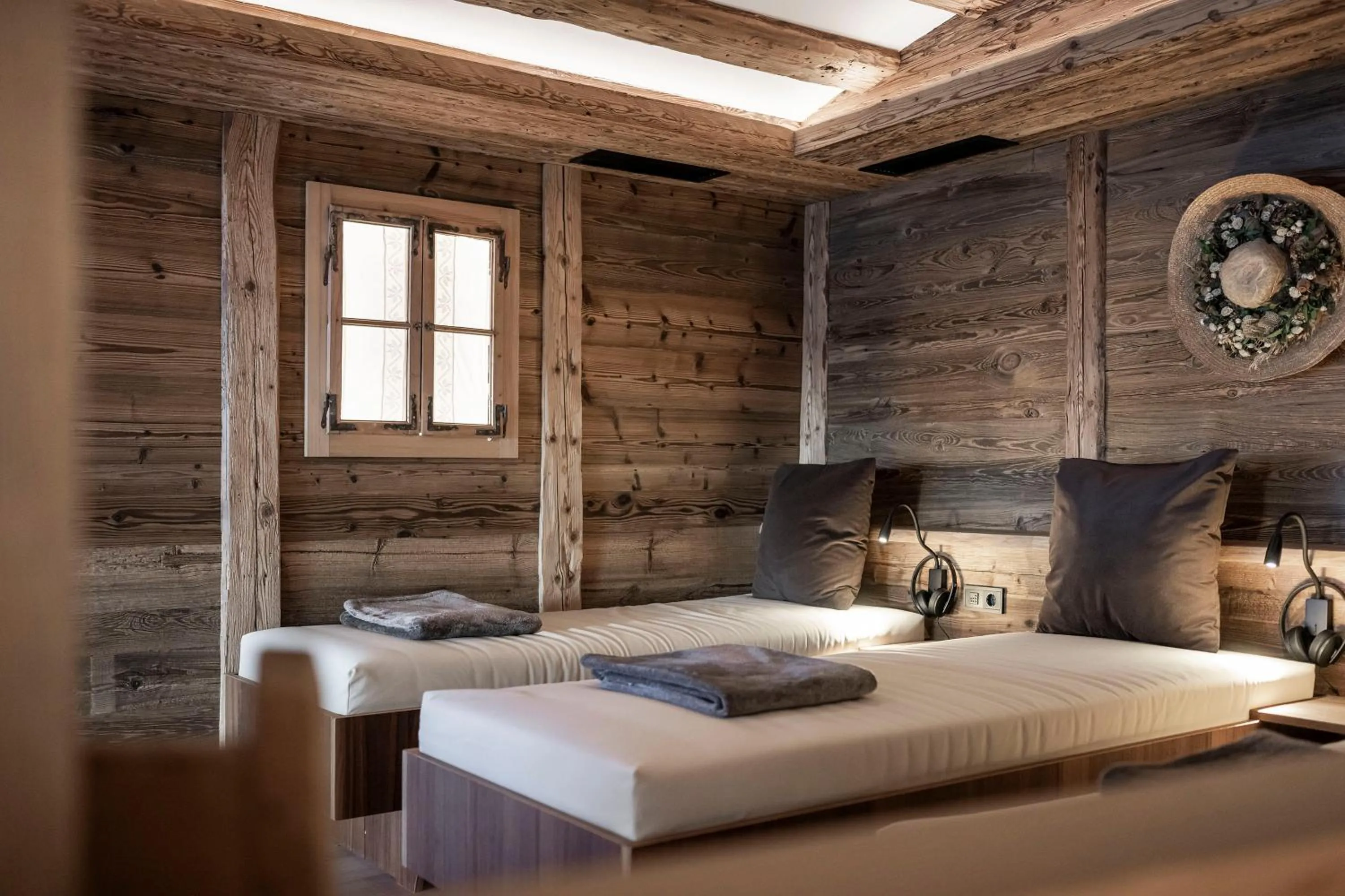 Swimming pool, Bed in Charmehotel Uhrerhof - Deur