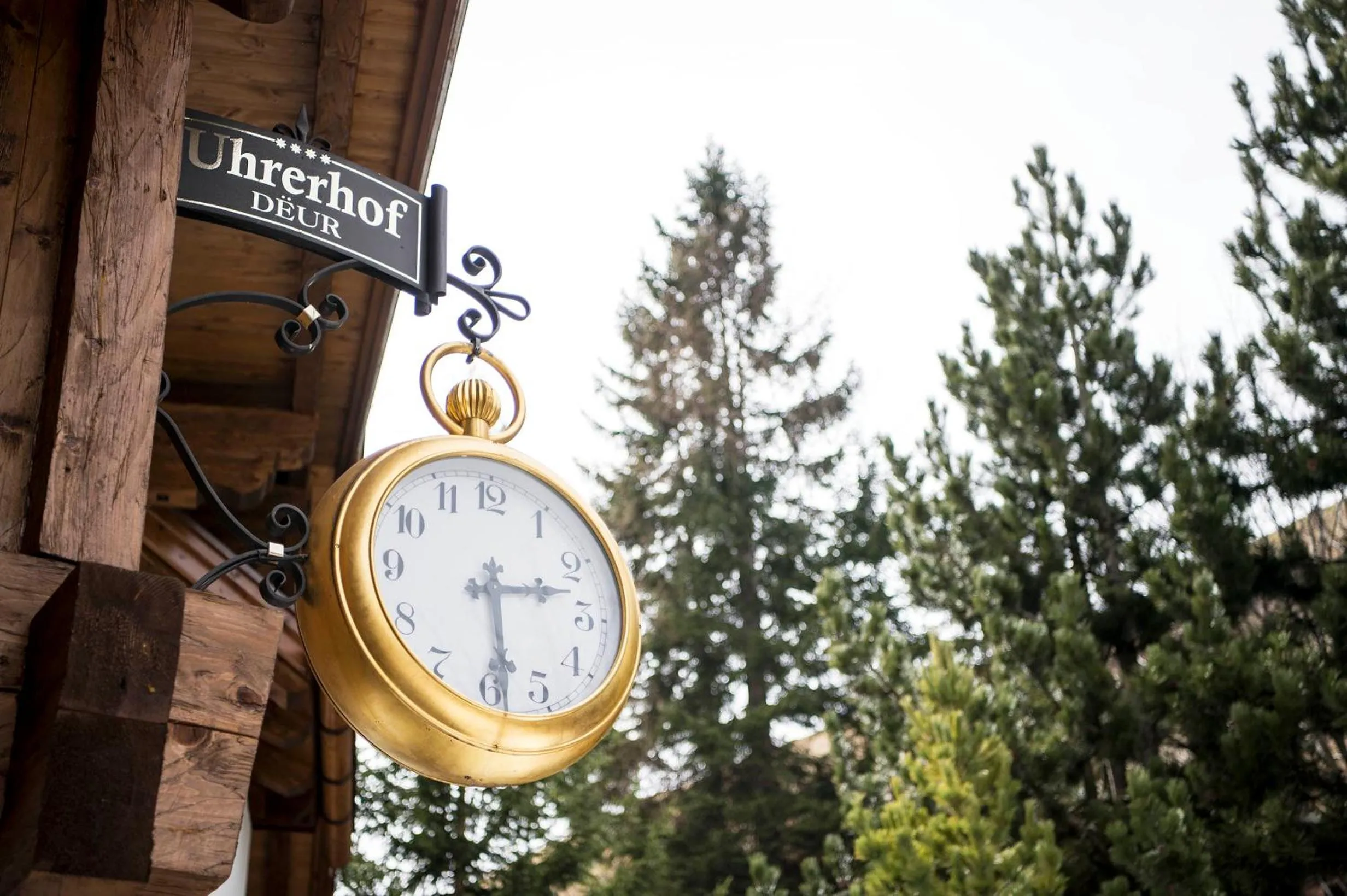 Logo/Certificate/Sign in Charmehotel Uhrerhof - Deur