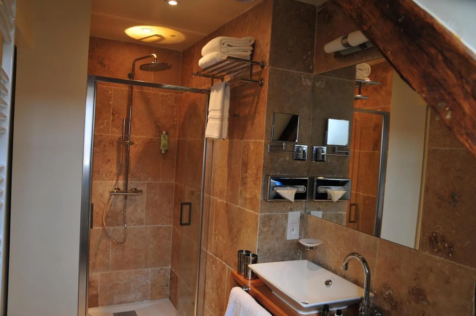 Bathroom in Les Glycines Vézelay