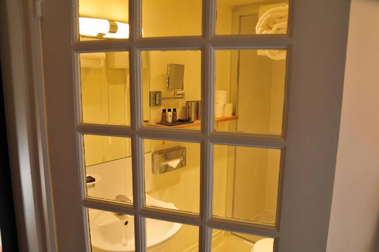 Decorative detail in Les Glycines Vézelay