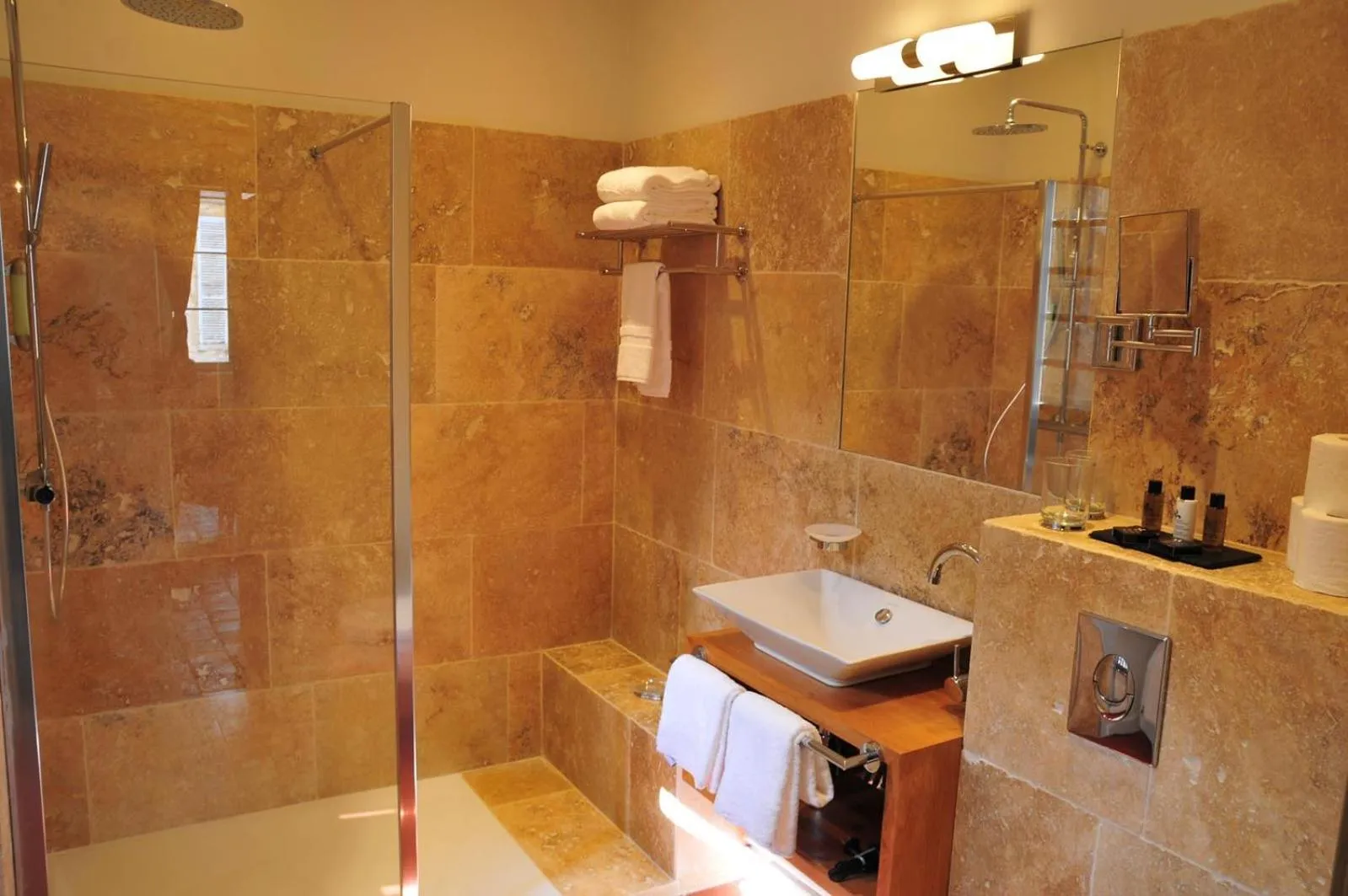 Bathroom in Les Glycines Vézelay