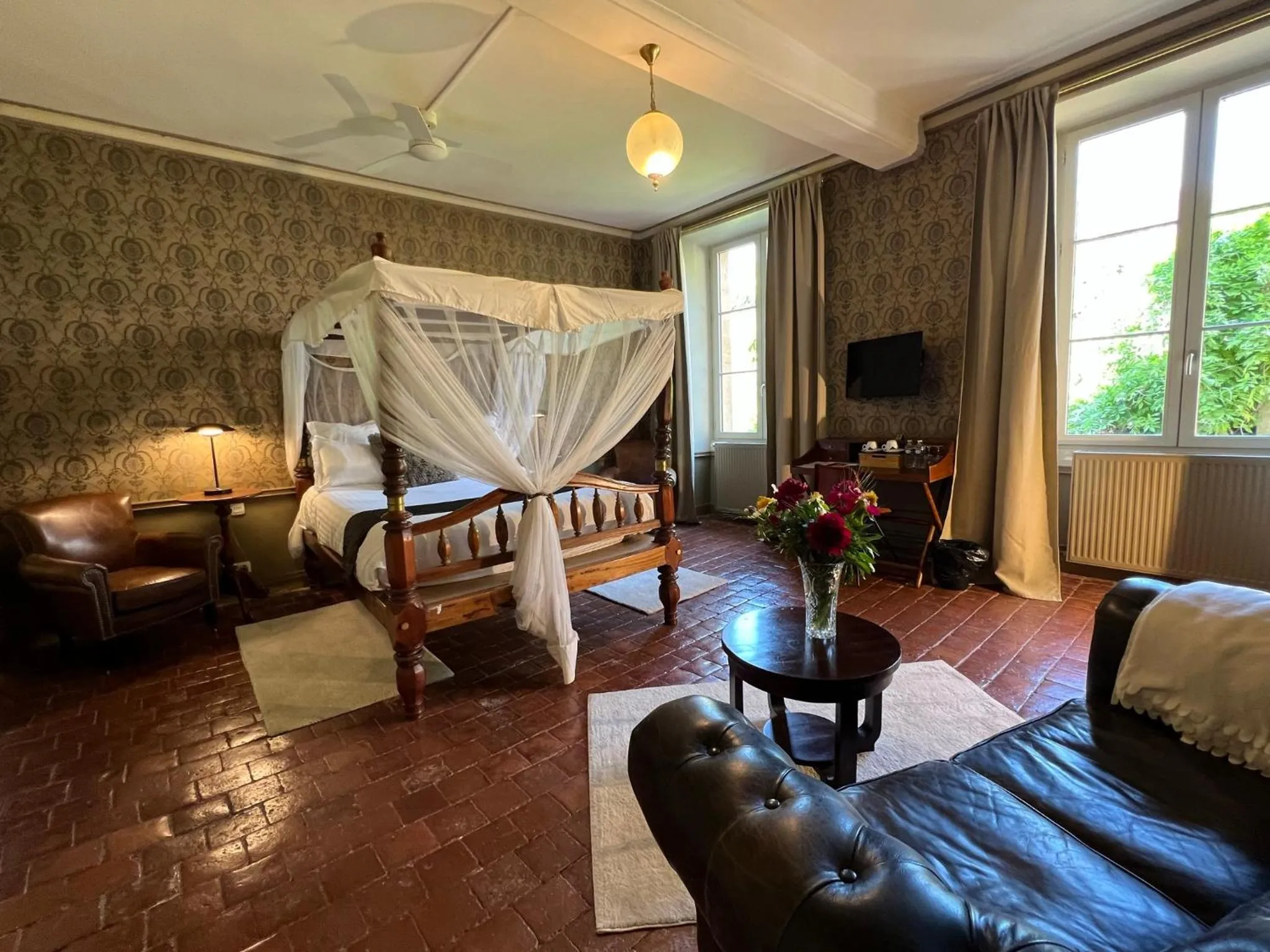 Photo of the whole room in Les Glycines Vézelay