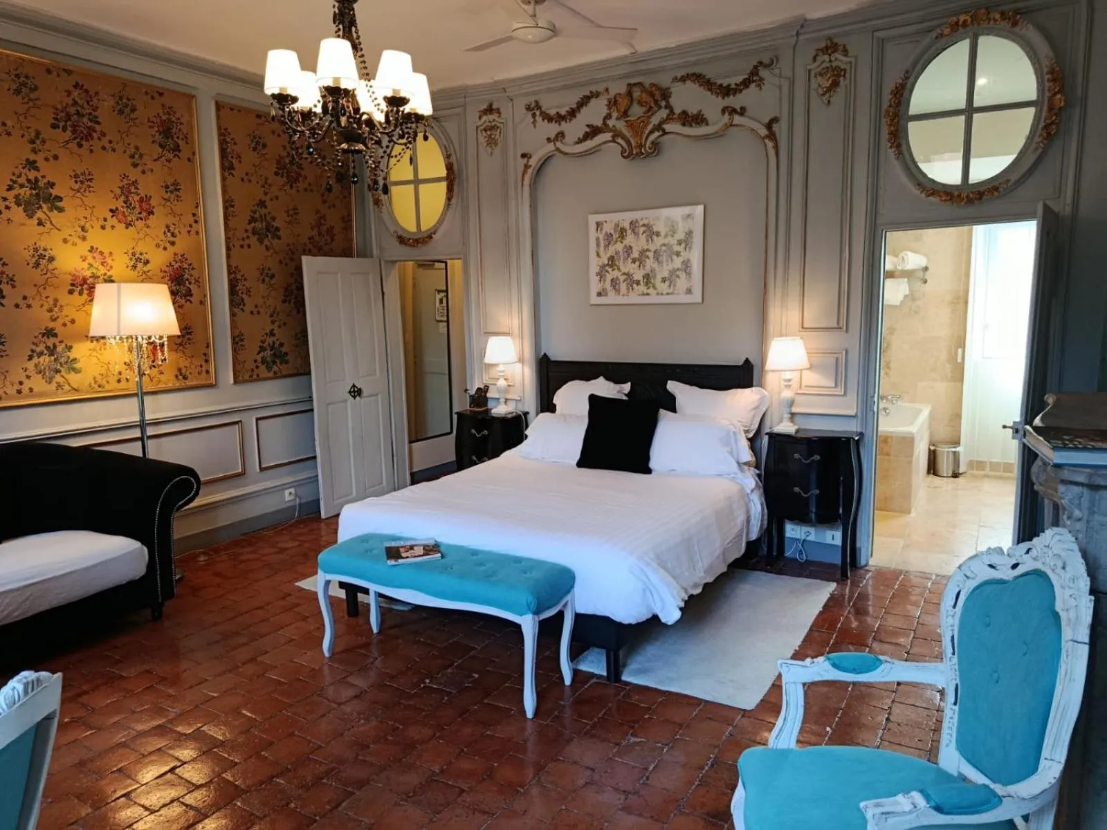 Photo of the whole room, Bed in Les Glycines Vézelay