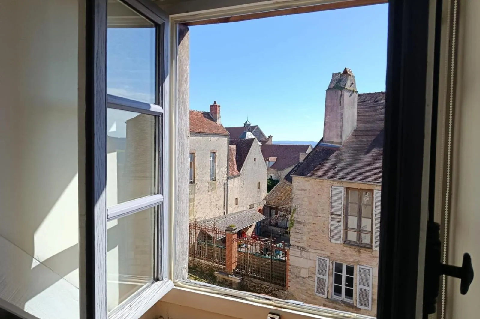 Les Glycines Vézelay