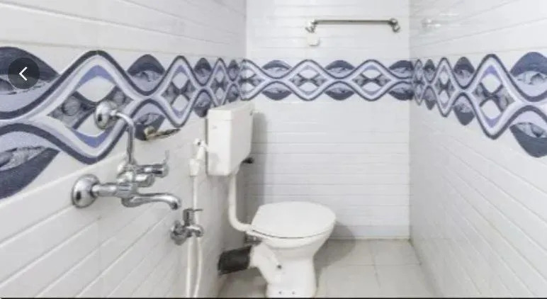 Shower in Madrid Home 2 min walk to Beach