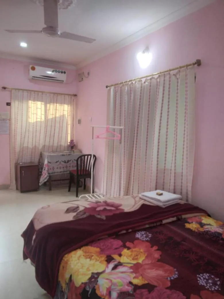 Bed in Madrid Home 2 min walk to Beach