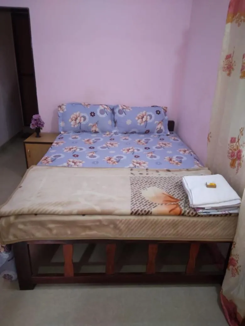 Bed in Madrid Home 2 min walk to Beach