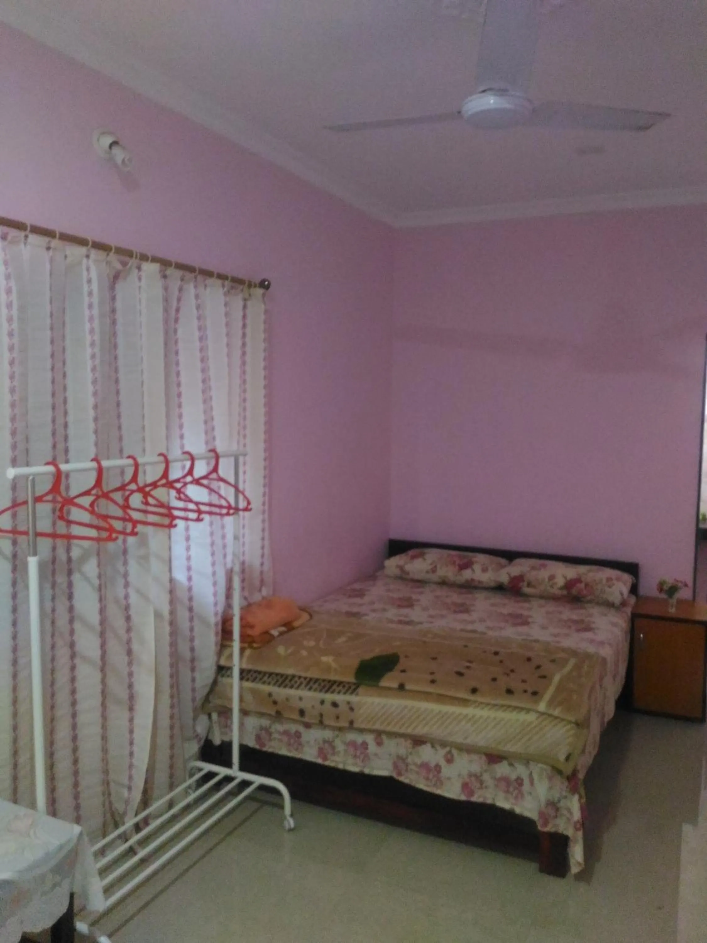 Bedroom, Bed in Madrid Home 2 min walk to Beach