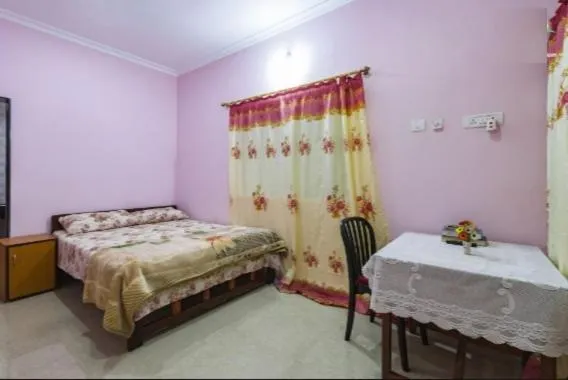 Bed in Madrid Home 2 min walk to Beach