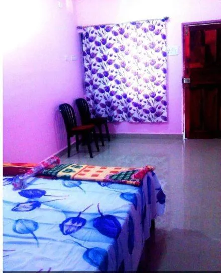 Bed in Madrid Home 2 min walk to Beach