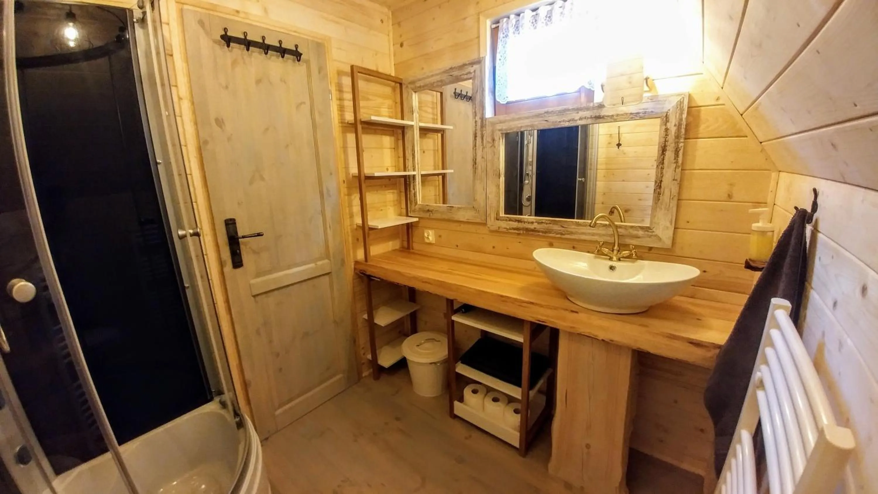 Bathroom in Osada pod Beskidem- chatki całoroczne