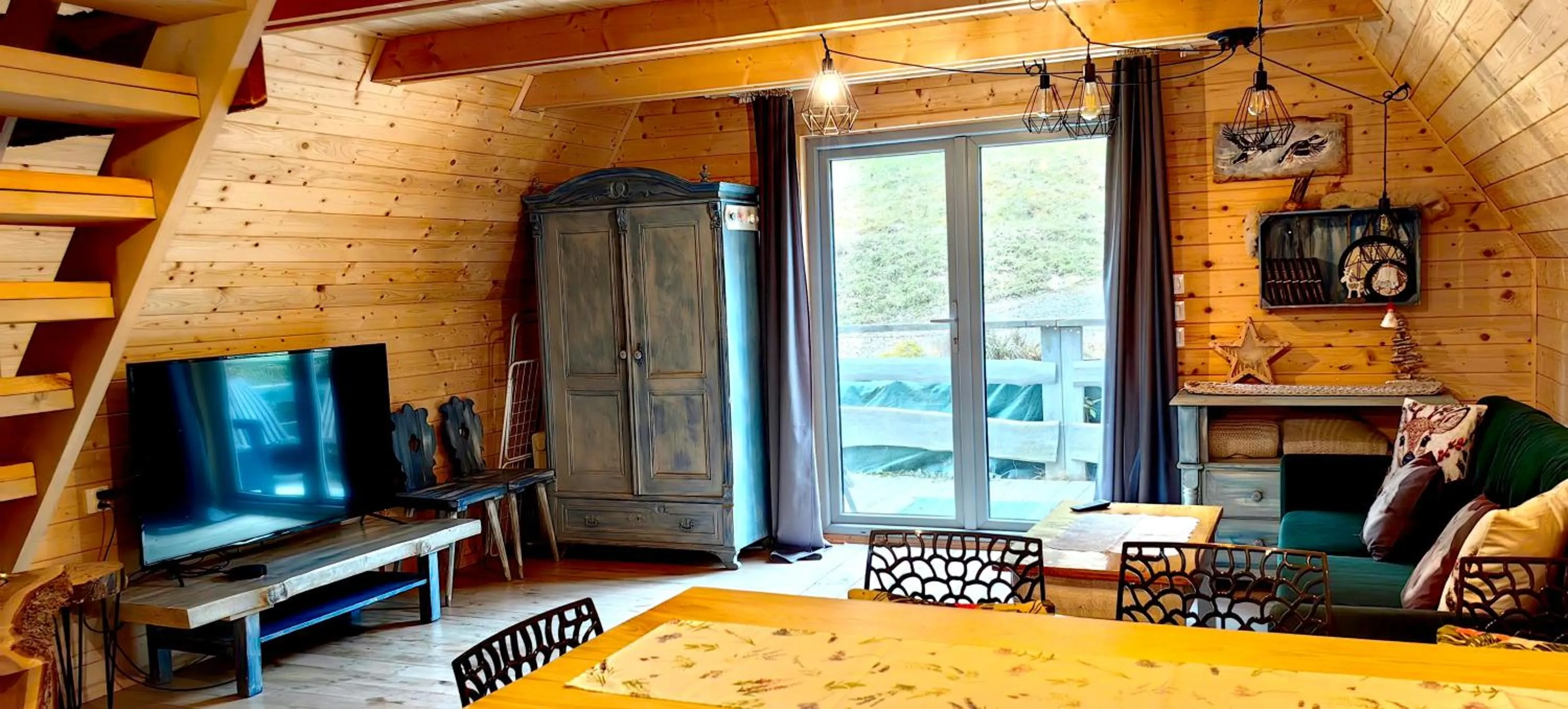 Living room in Osada pod Beskidem- chatki całoroczne