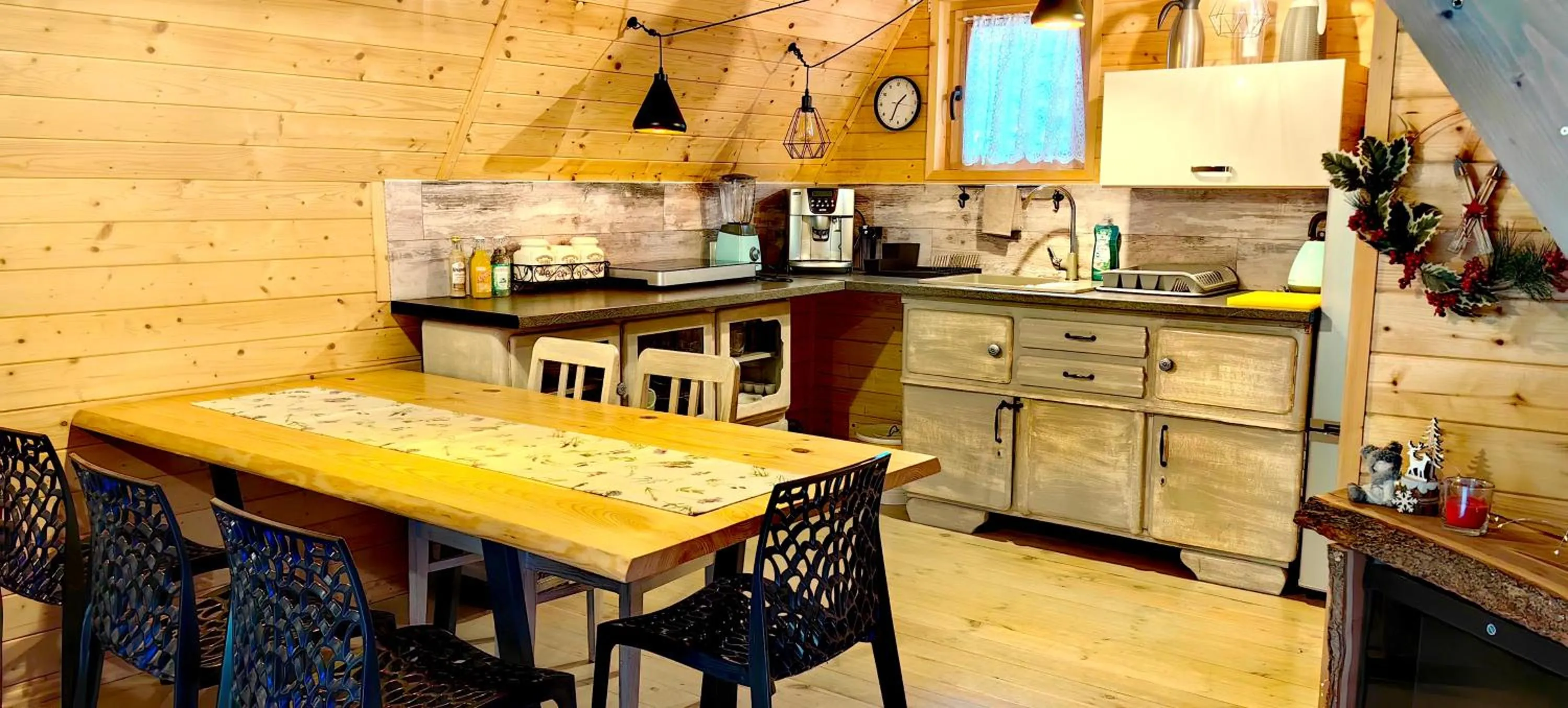 Dining area in Osada pod Beskidem- chatki całoroczne