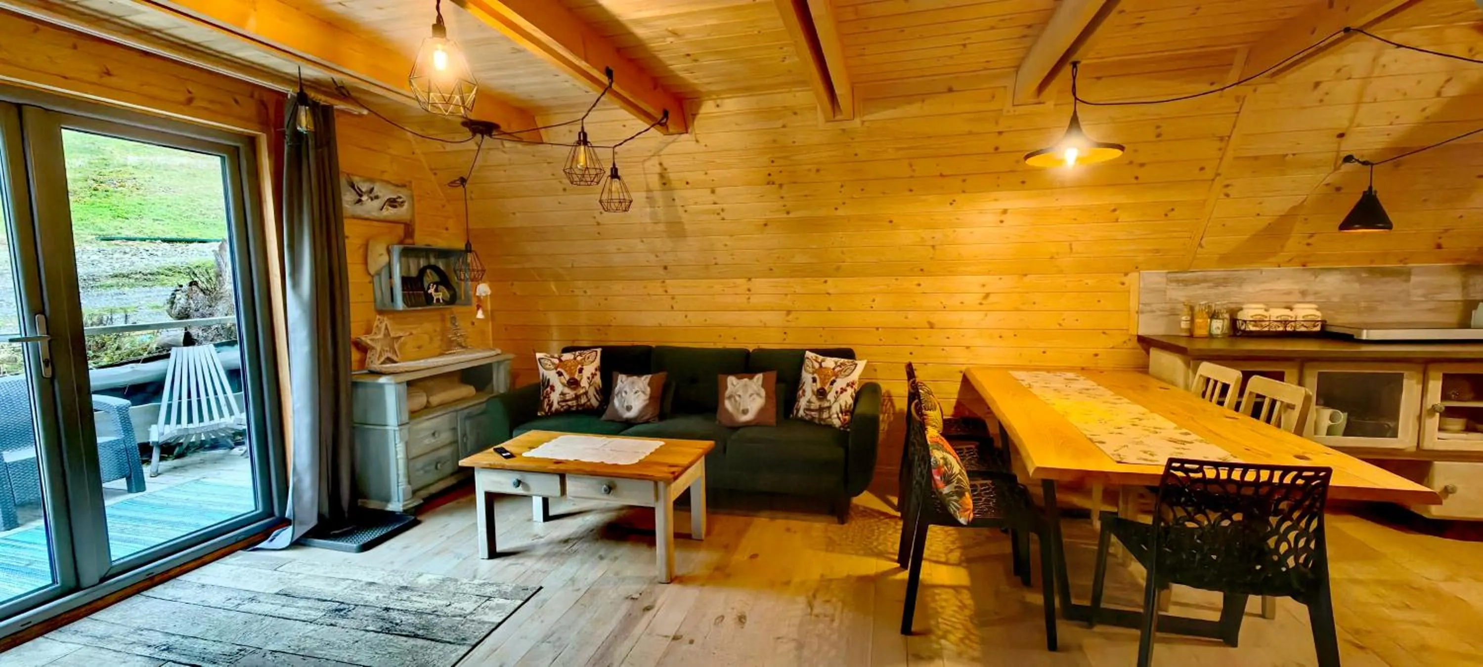 Living room in Osada pod Beskidem- chatki całoroczne