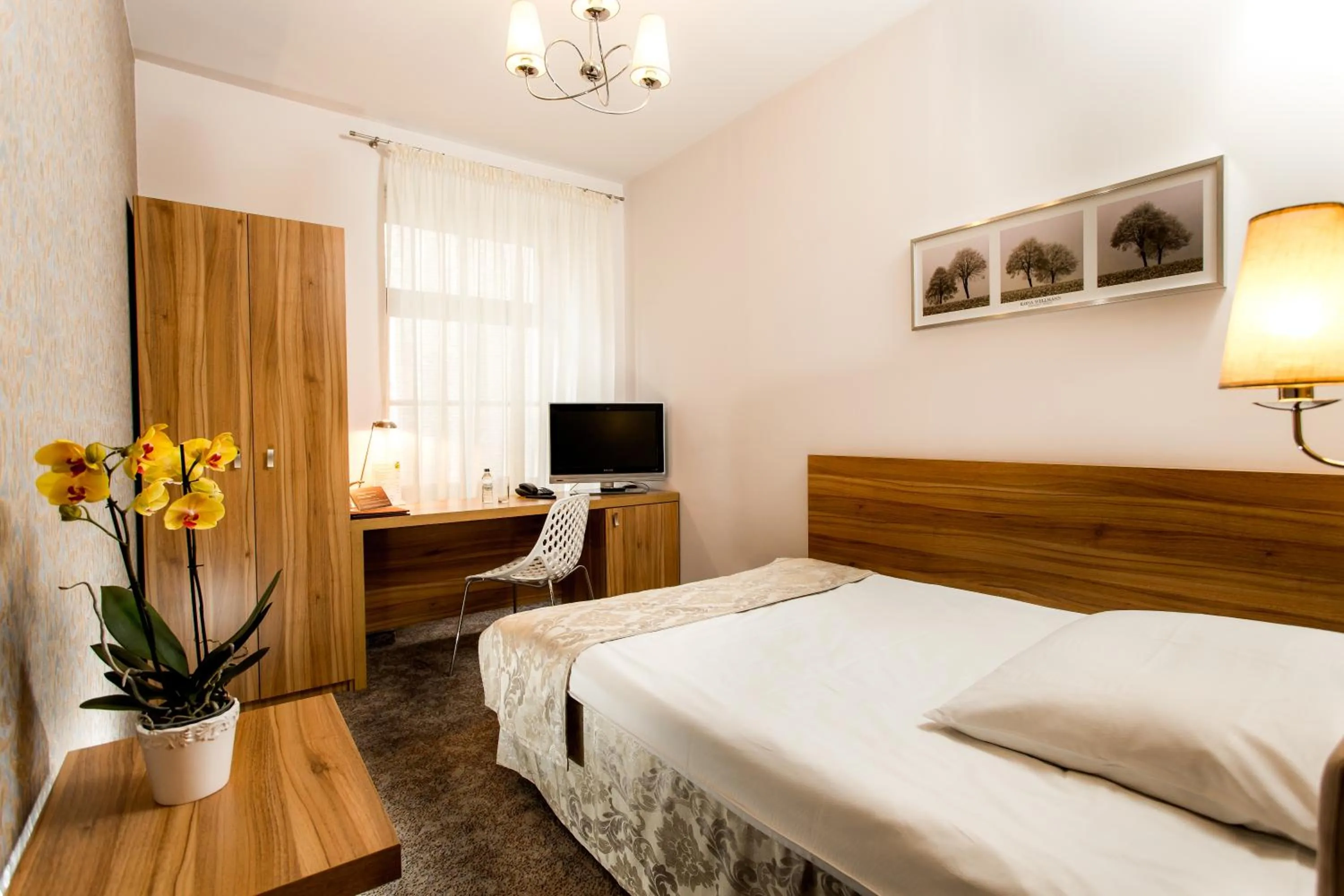 Photo of the whole room, Bed in Tulip Hotels - Wroclaw Patio