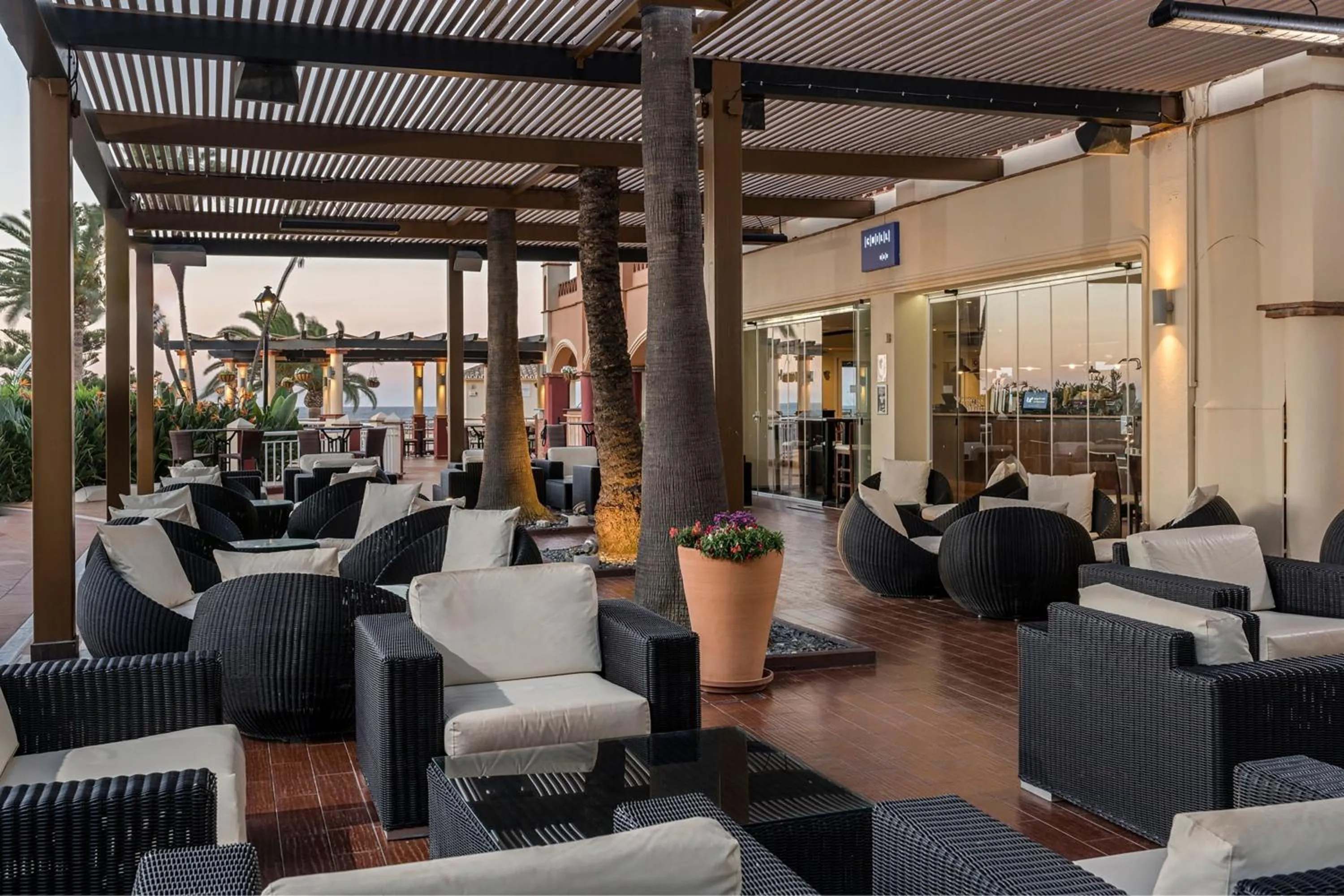 Lounge or bar in Marriott's Marbella Beach Resort
