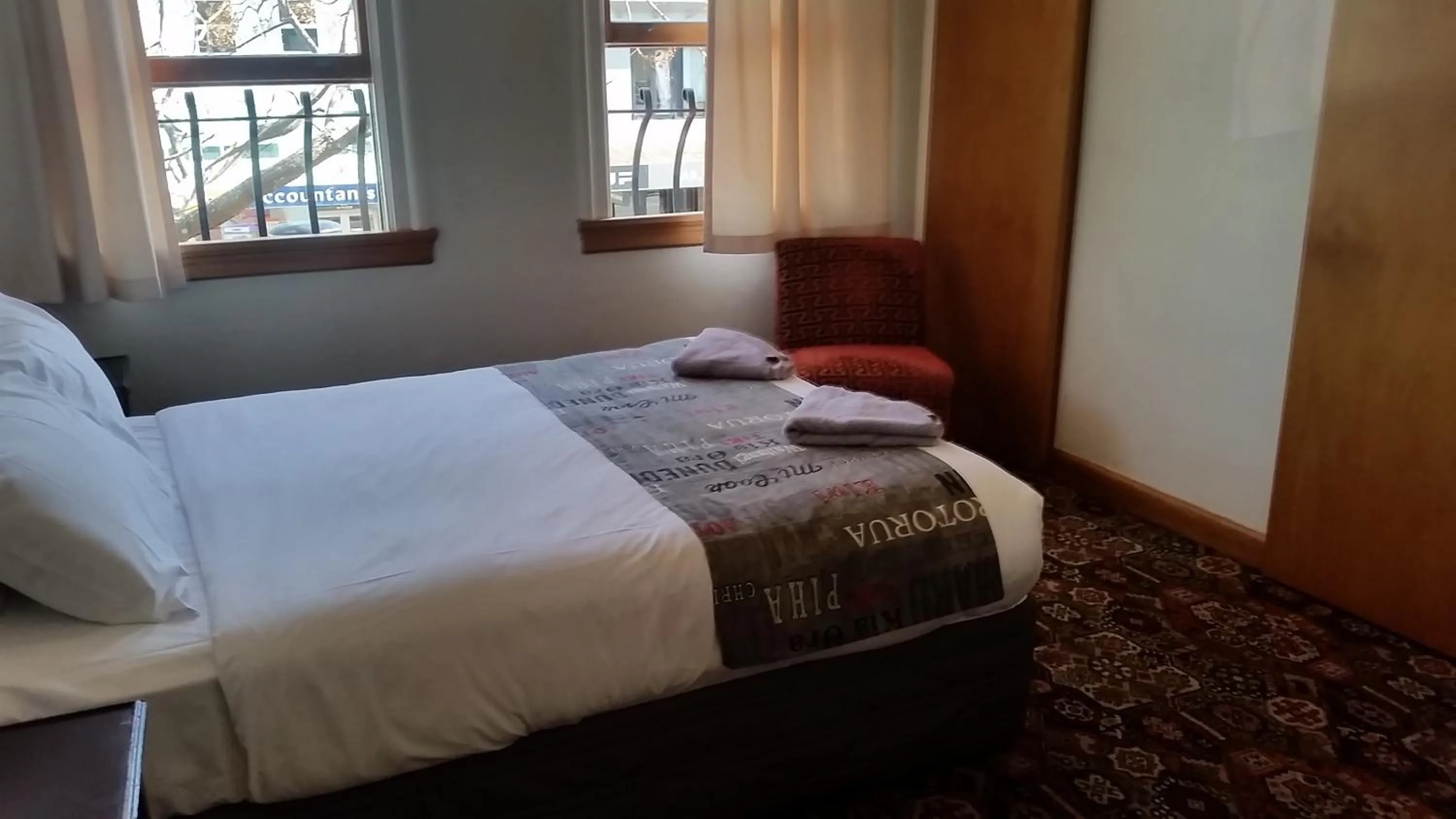 Photo of the whole room, Bed in Whakatane Hotel
