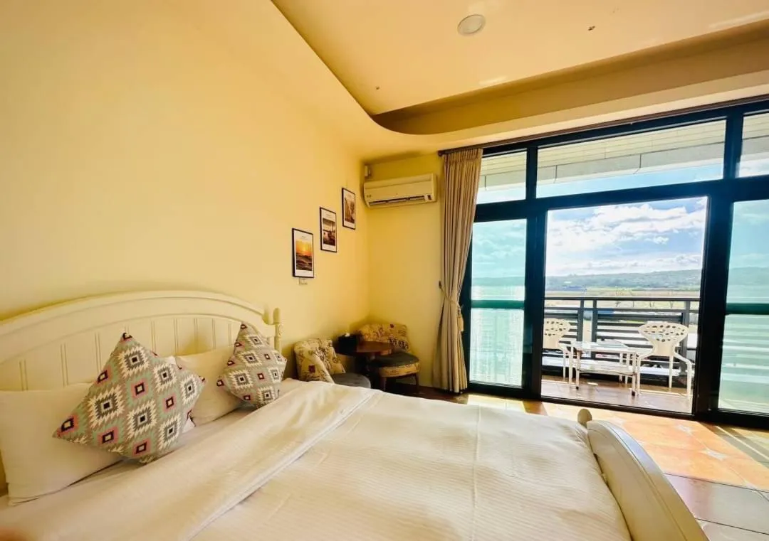 Bed in Sun Shine B&B