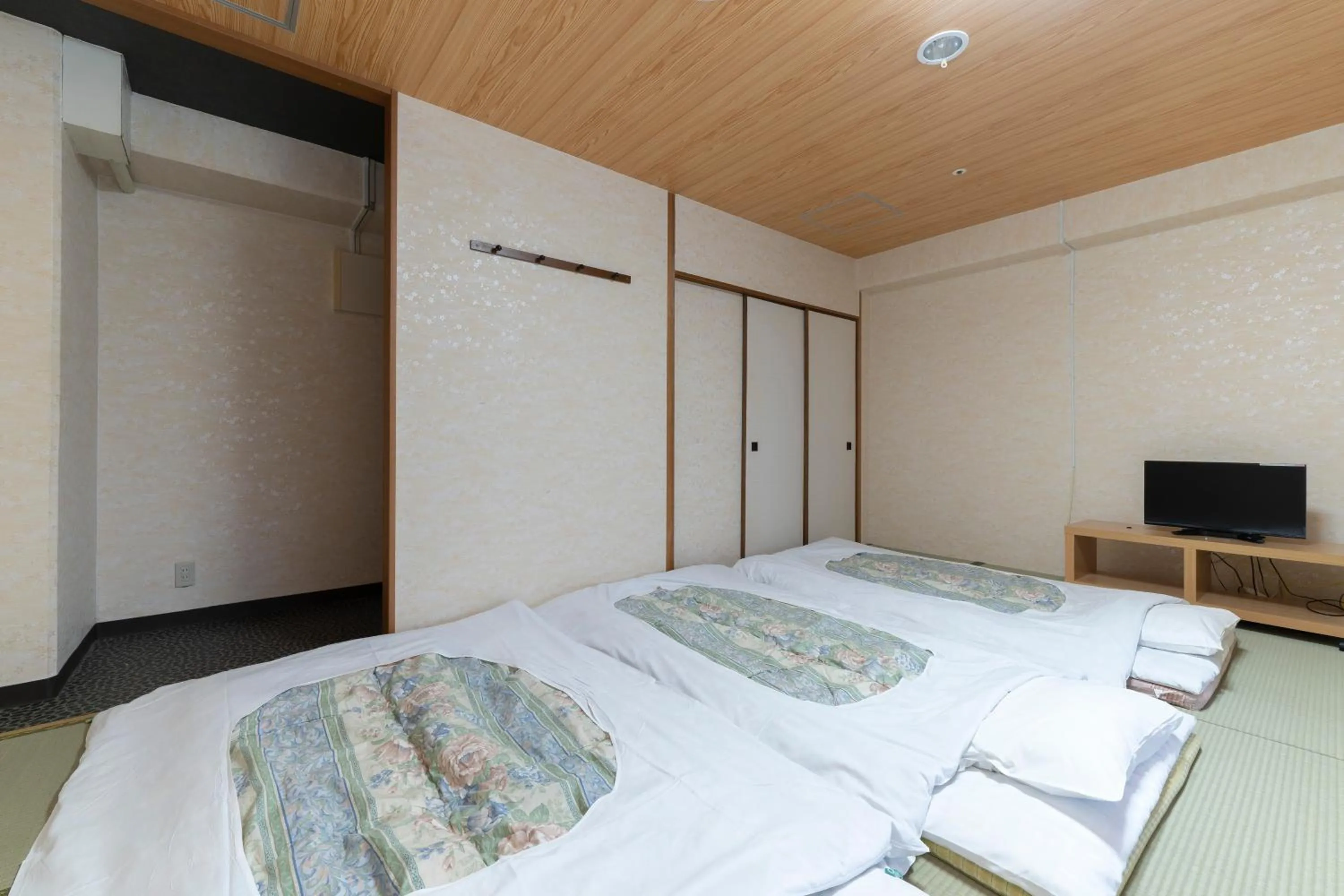 Photo of the whole room, Bed in HOTEL CITY INN WAKAYAMA Wakayama-Ekimae
