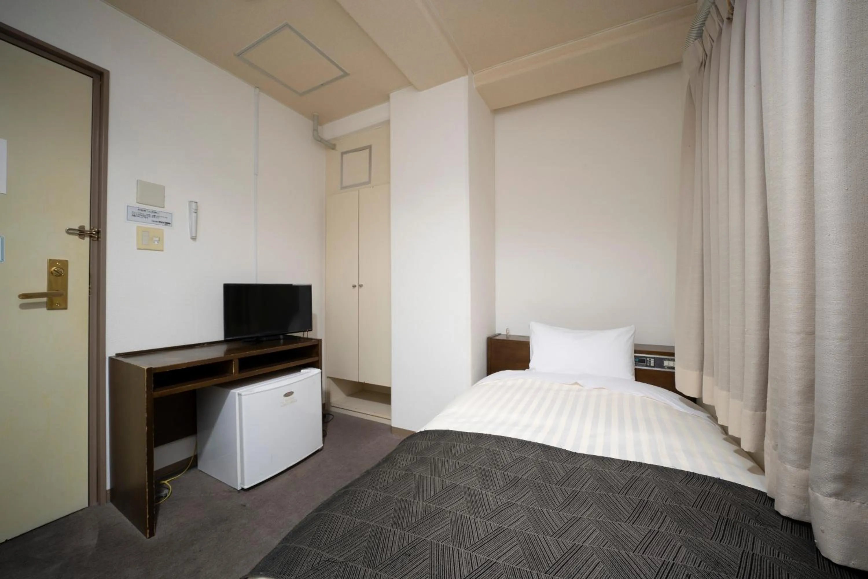 Photo of the whole room, Bed in HOTEL CITY INN WAKAYAMA Wakayama-Ekimae