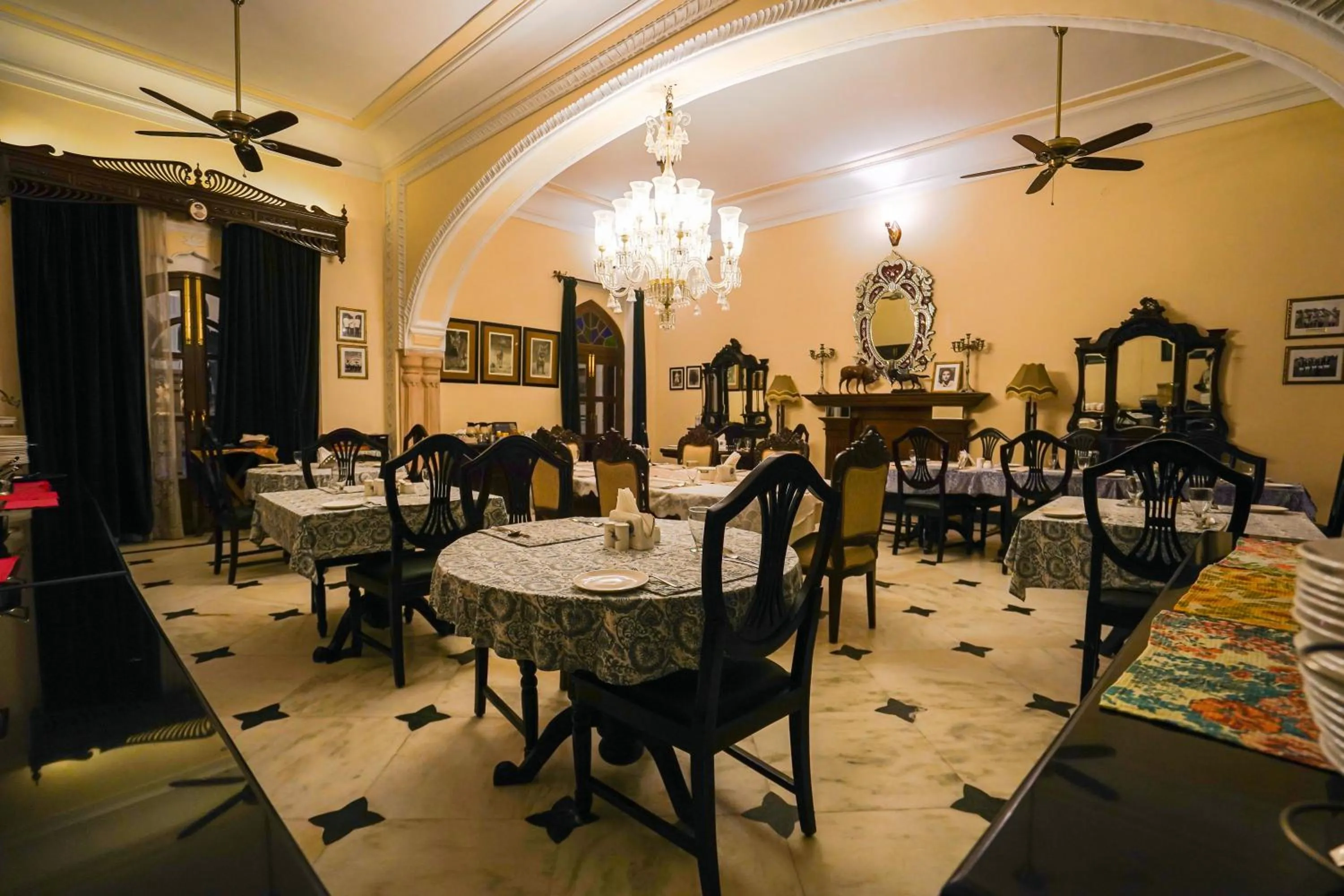 Restaurant/places to eat in Khas Bagh