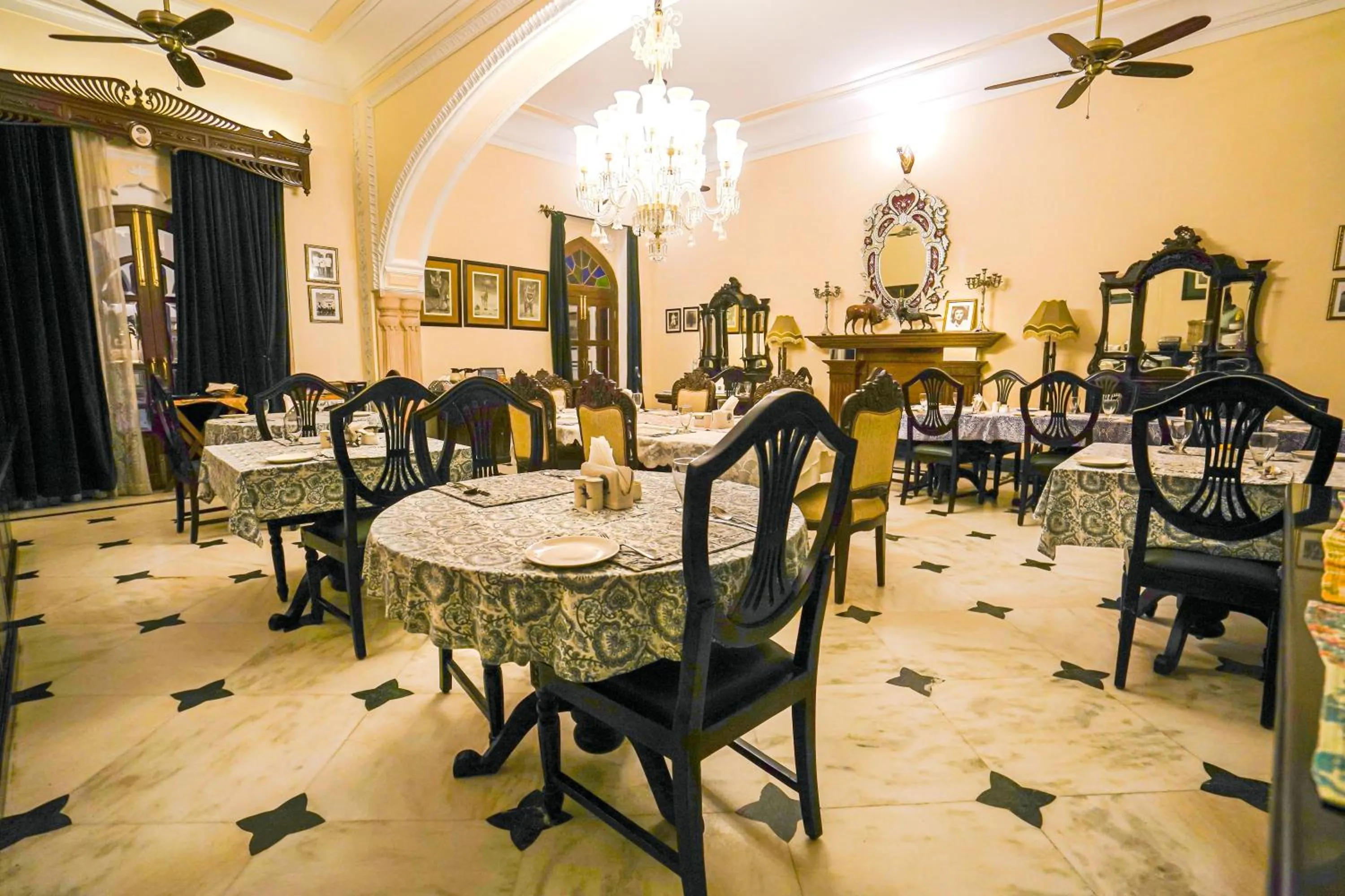 Restaurant/places to eat in Khas Bagh