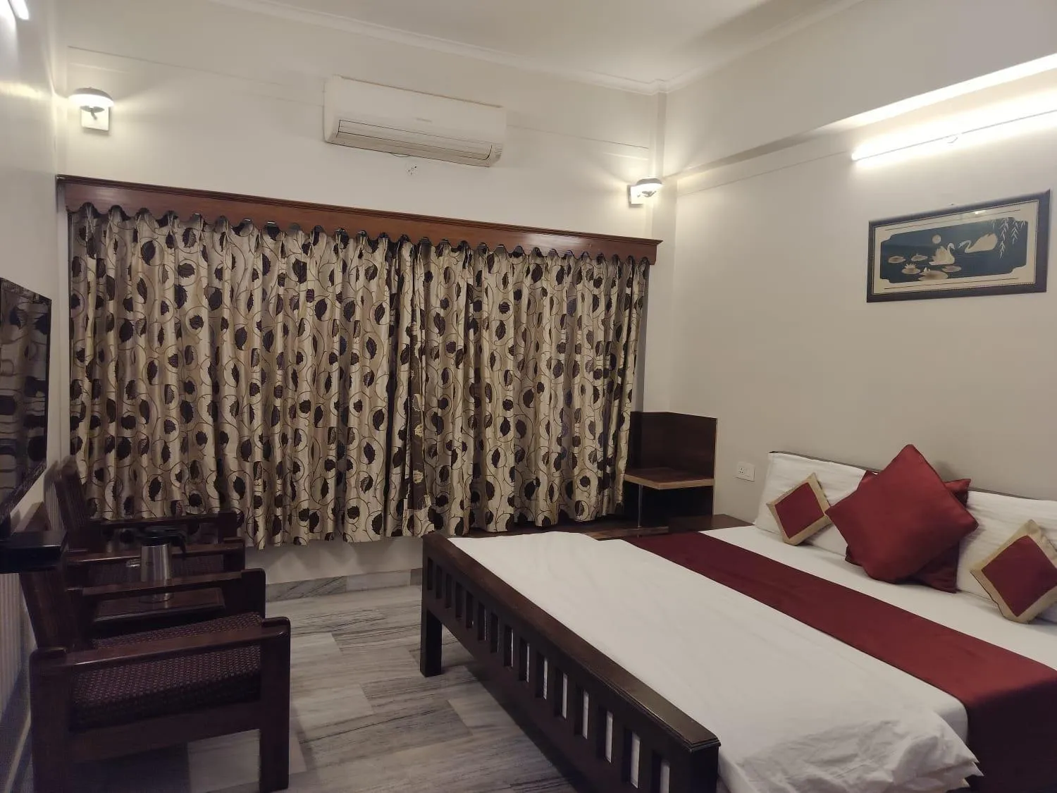 Bedroom, Bed in Hotel Sukhvilas