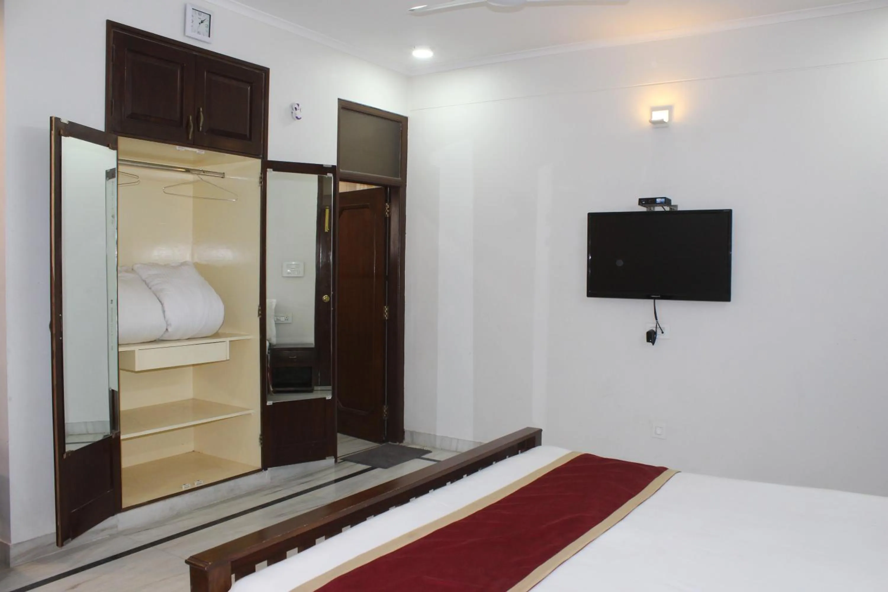 Bedroom, Bed in Hotel Sukhvilas