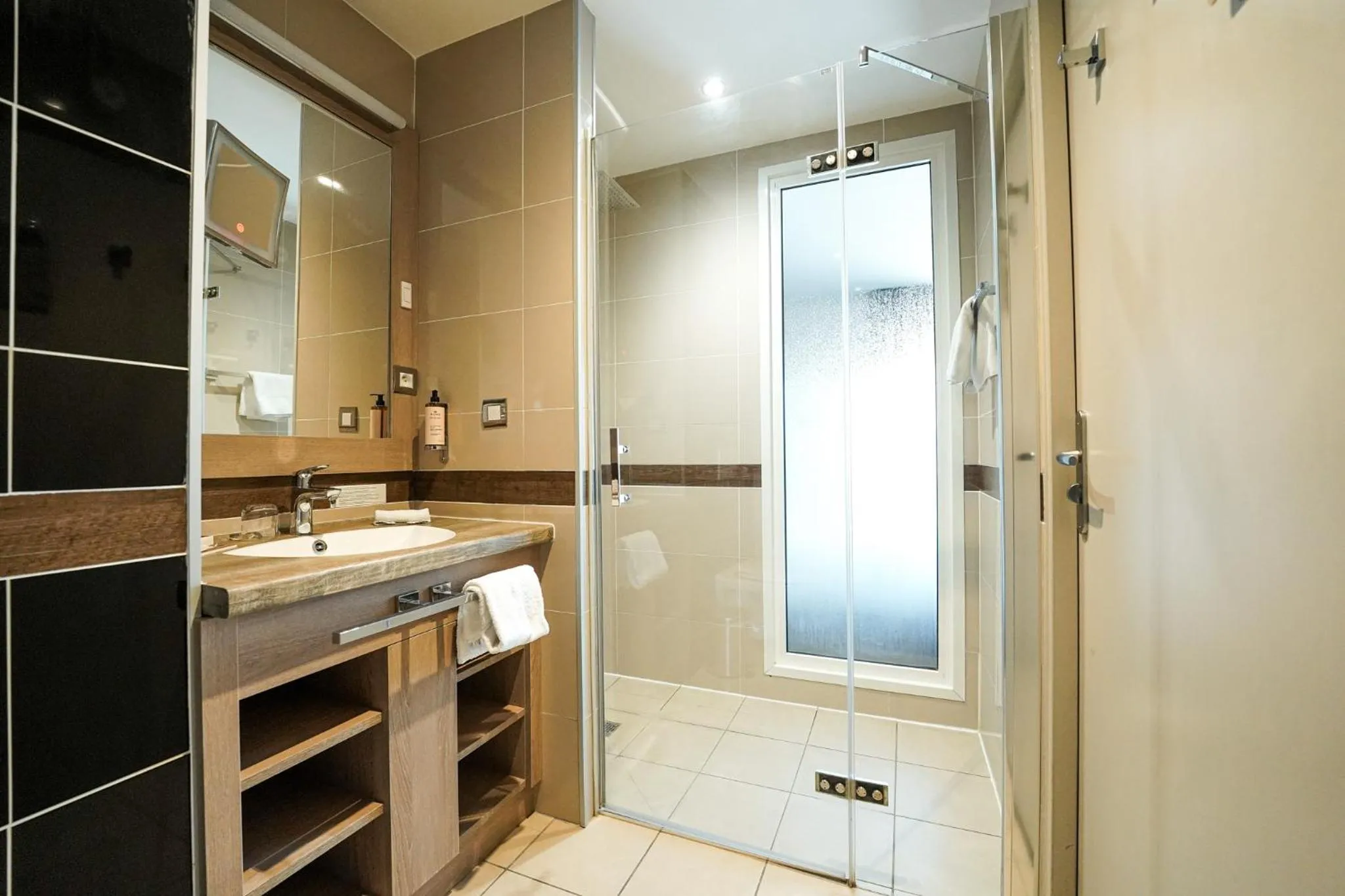 Shower in Hotel Vatel Bordeaux