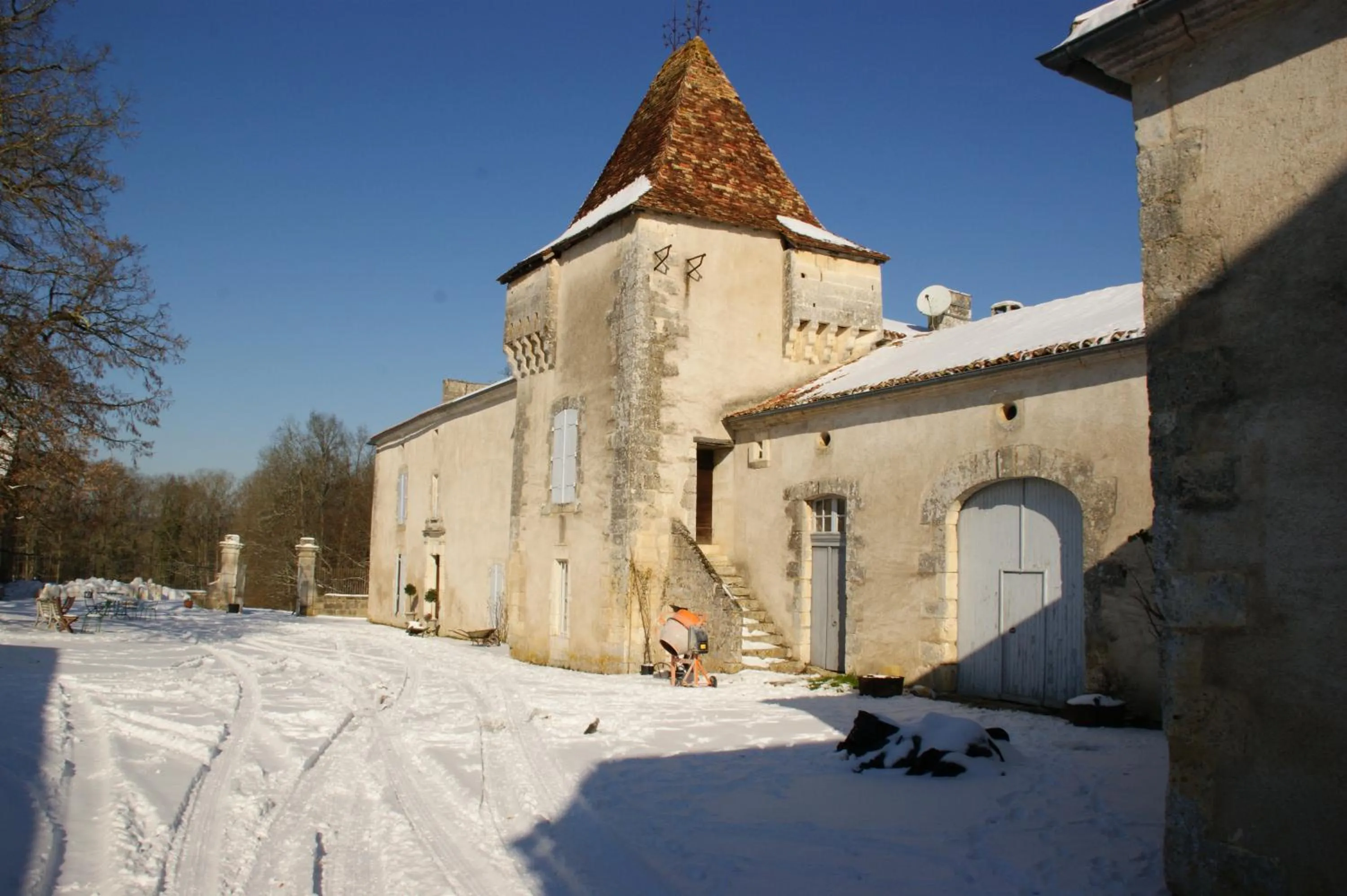 Facade/entrance in Château de La Combe