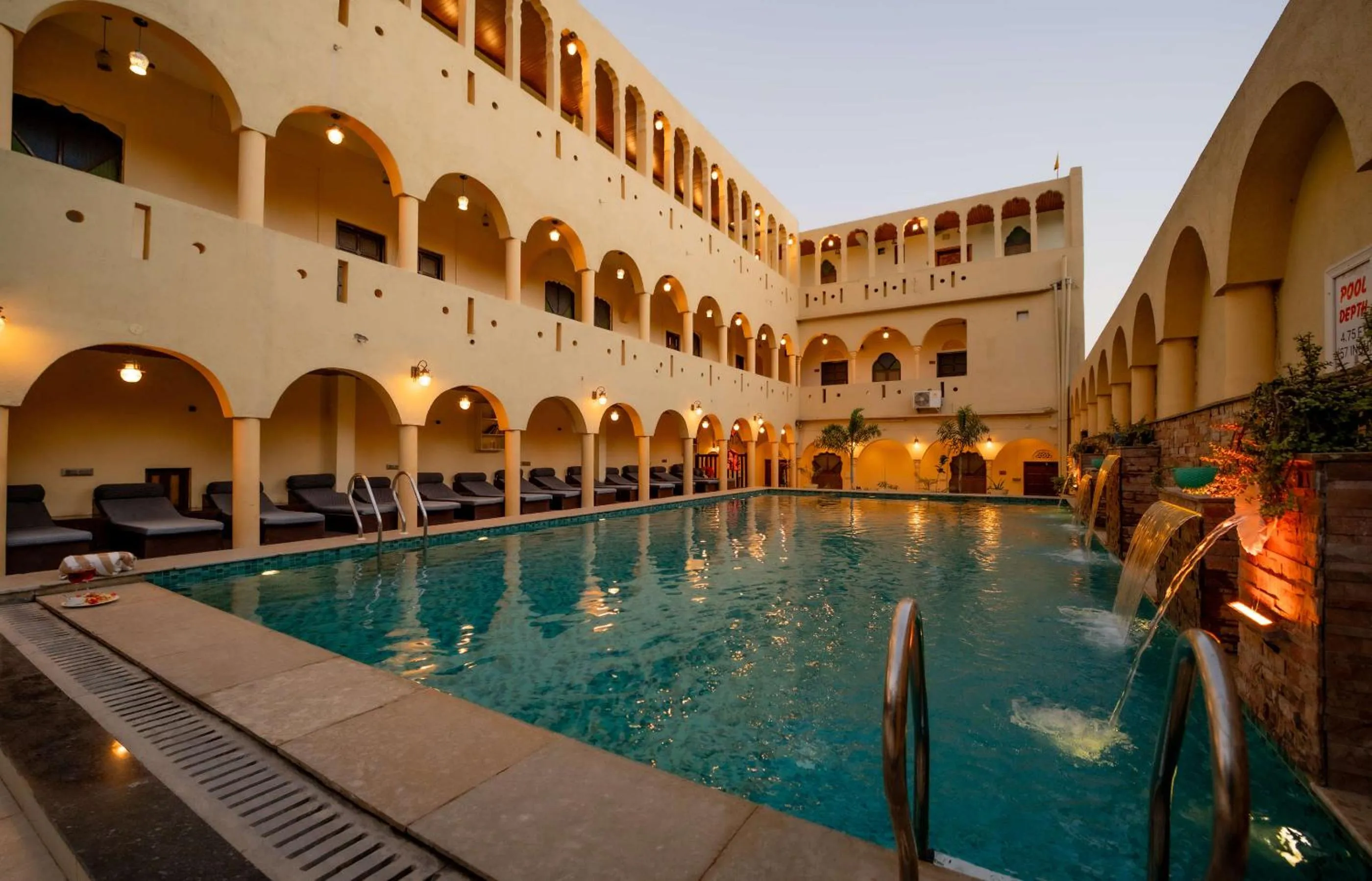 Swimming pool in Hotel Shahi Palace Mandawa