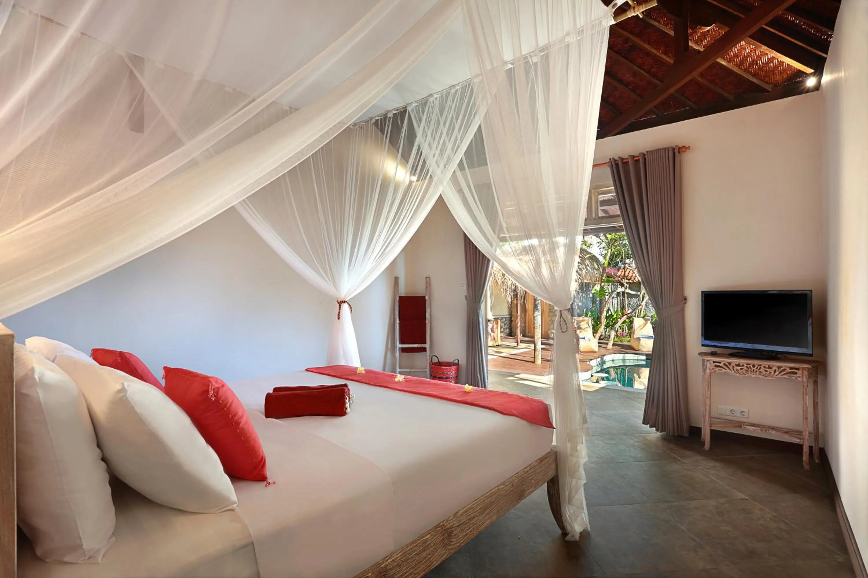 Property building, Bed in Breezy Point Villas