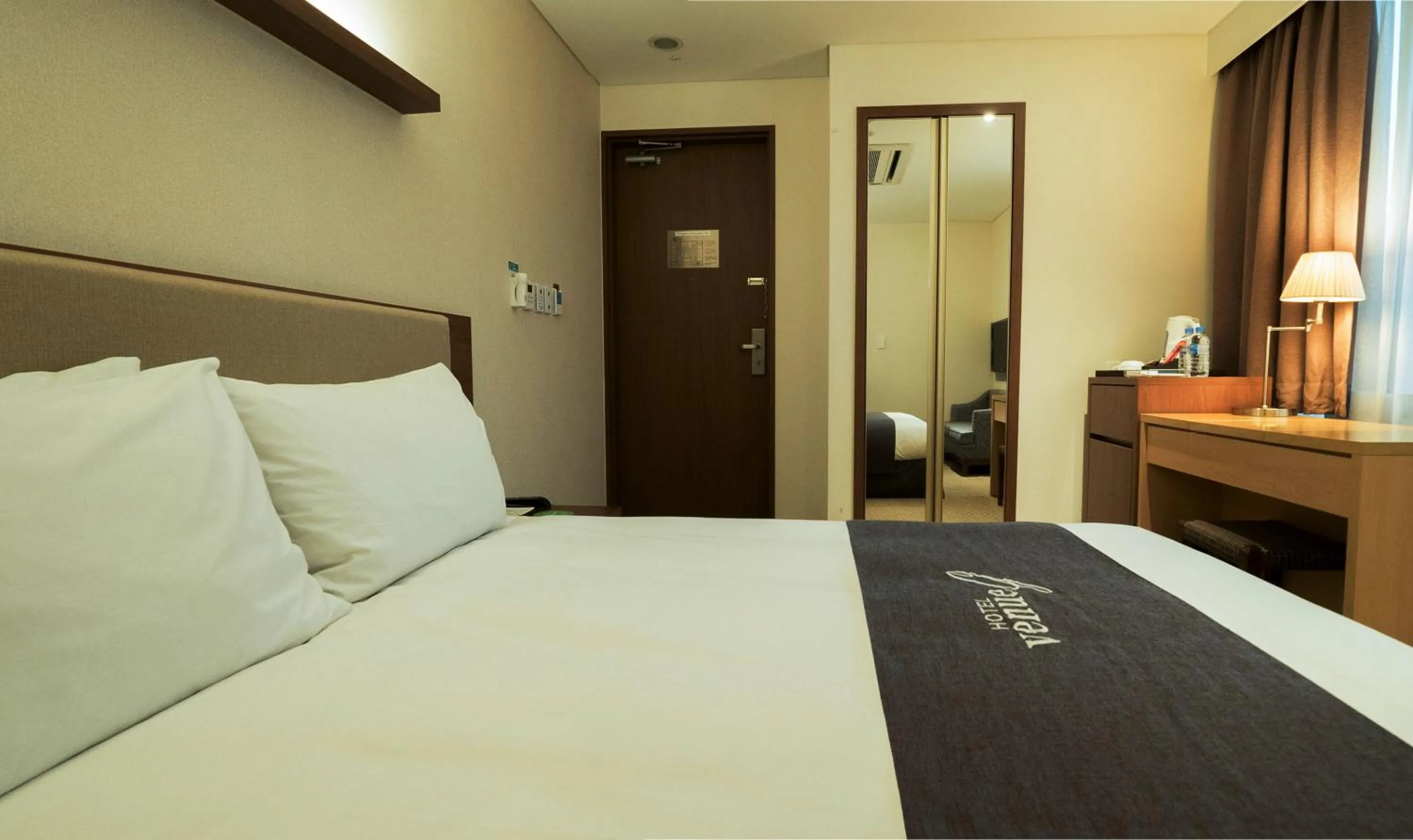 Photo of the whole room, Bed in Hotel Venue-G Seoul