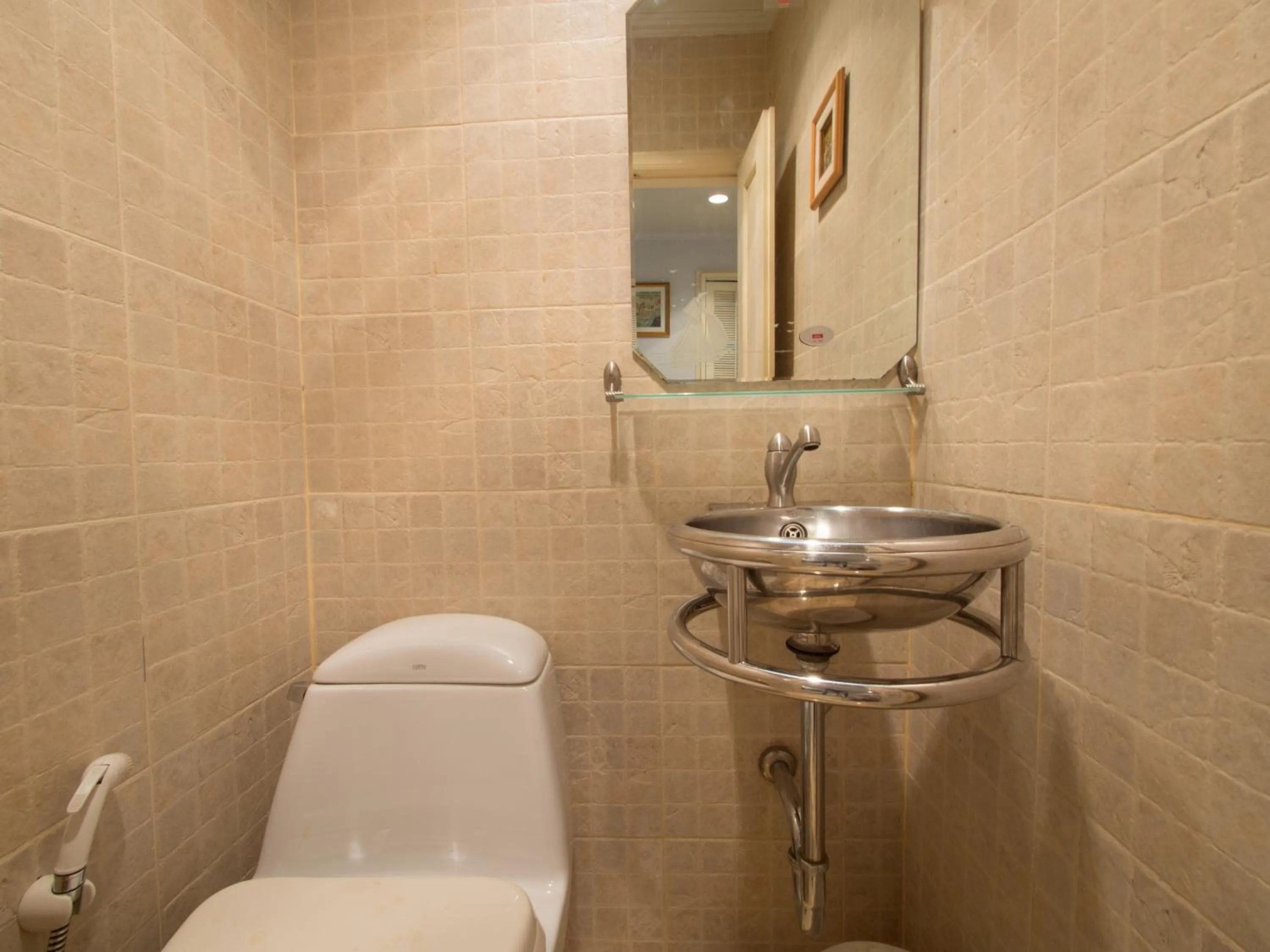 Toilet in Argyle Apartments Pattaya