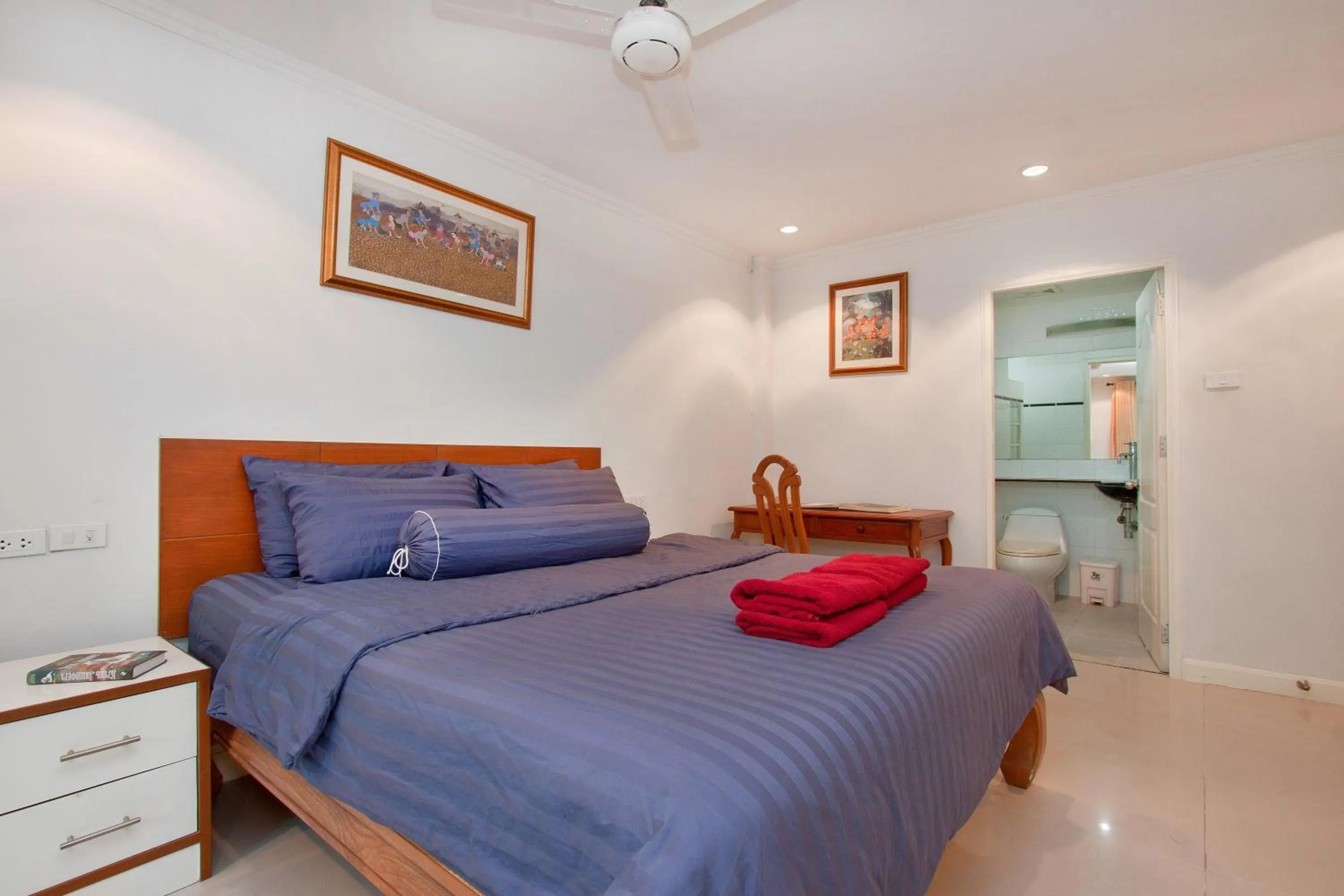Bedroom, Bed in Argyle Apartments Pattaya