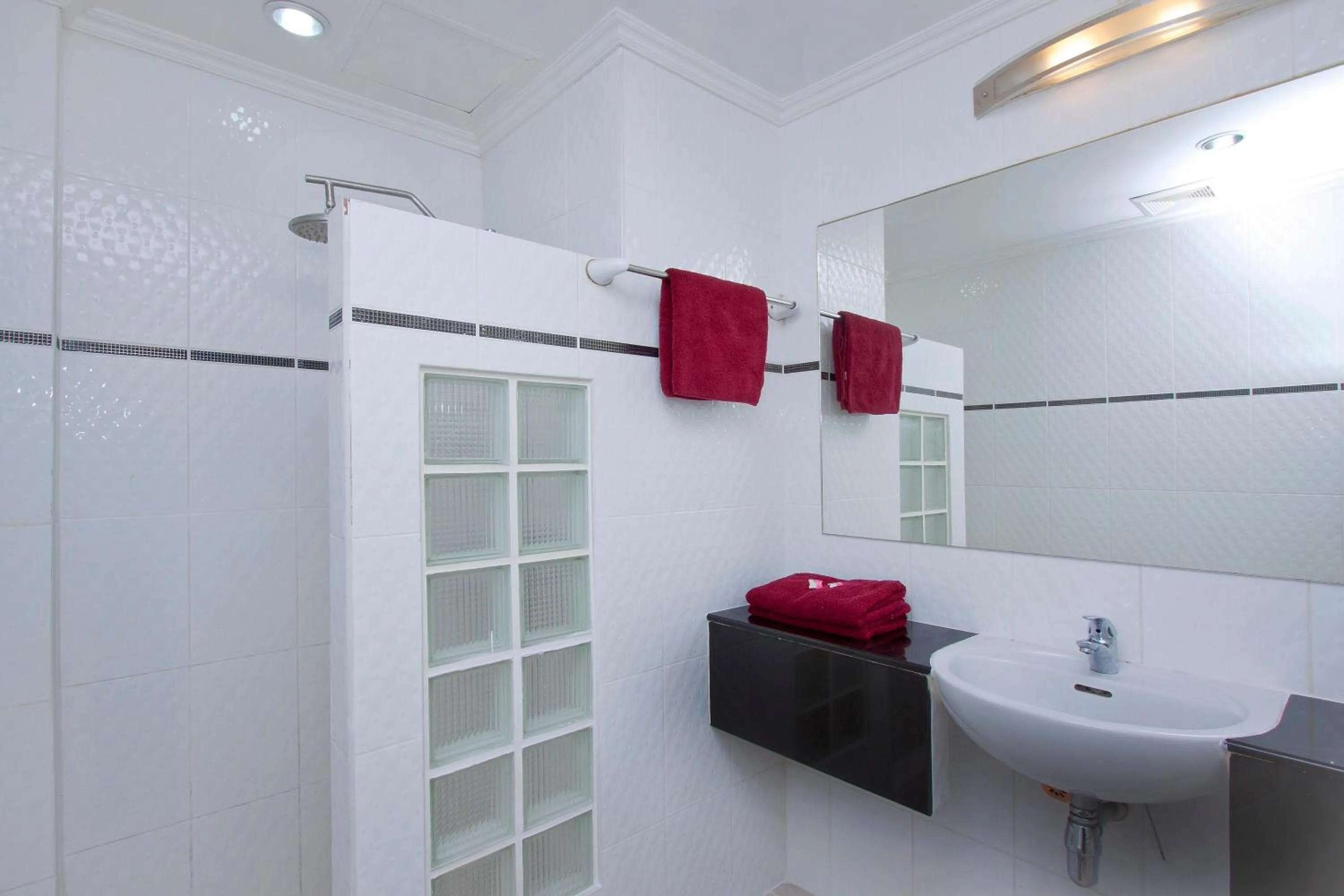 Bathroom in Argyle Apartments Pattaya