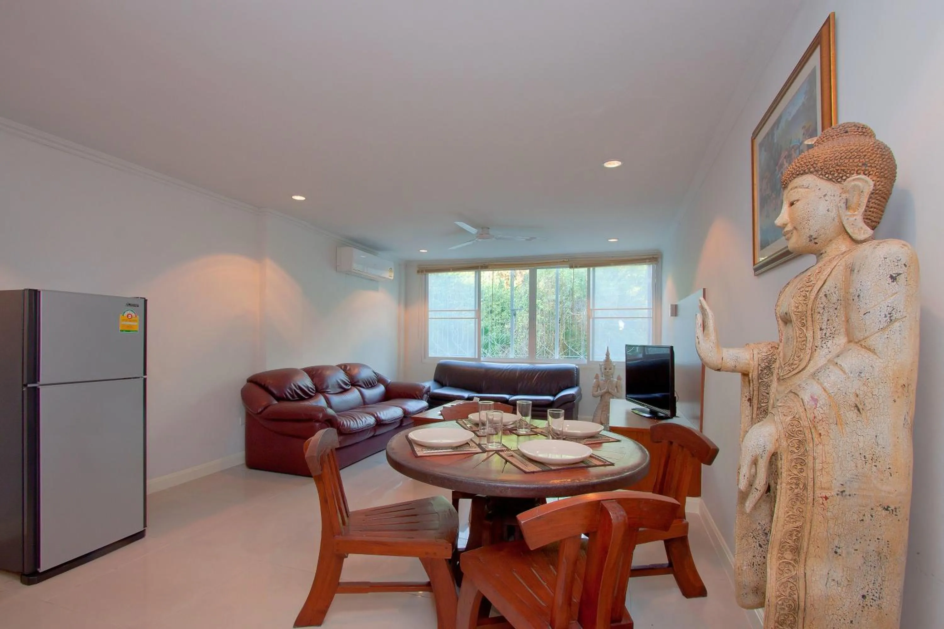 Dining area in Argyle Apartments Pattaya