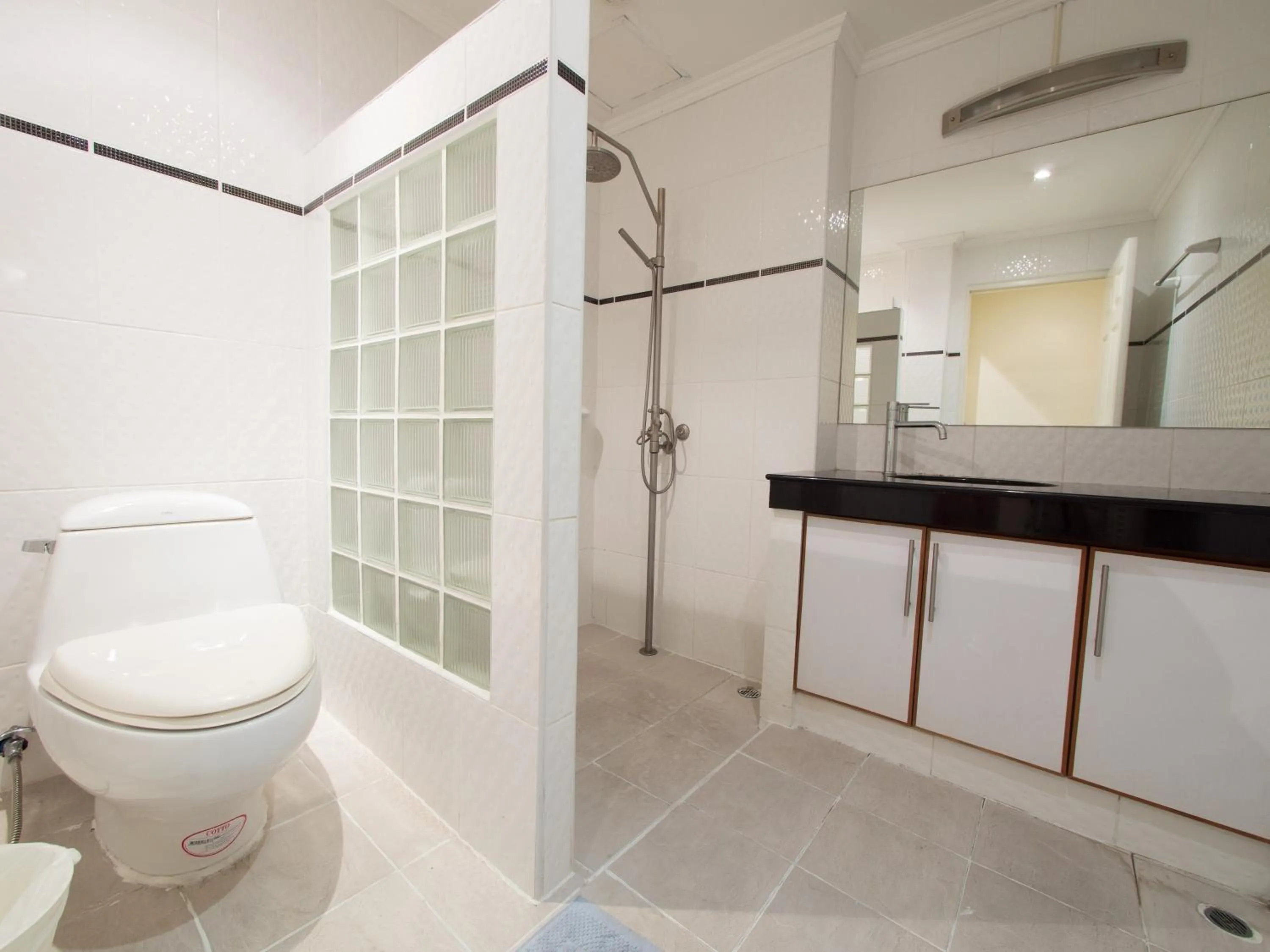 Bathroom in Argyle Apartments Pattaya