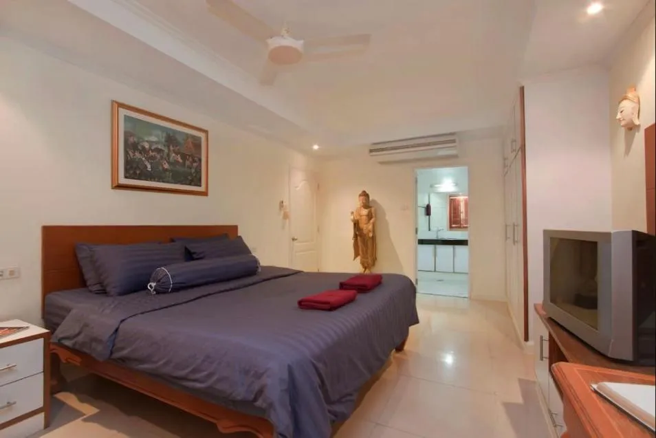 Bed in Argyle Apartments Pattaya