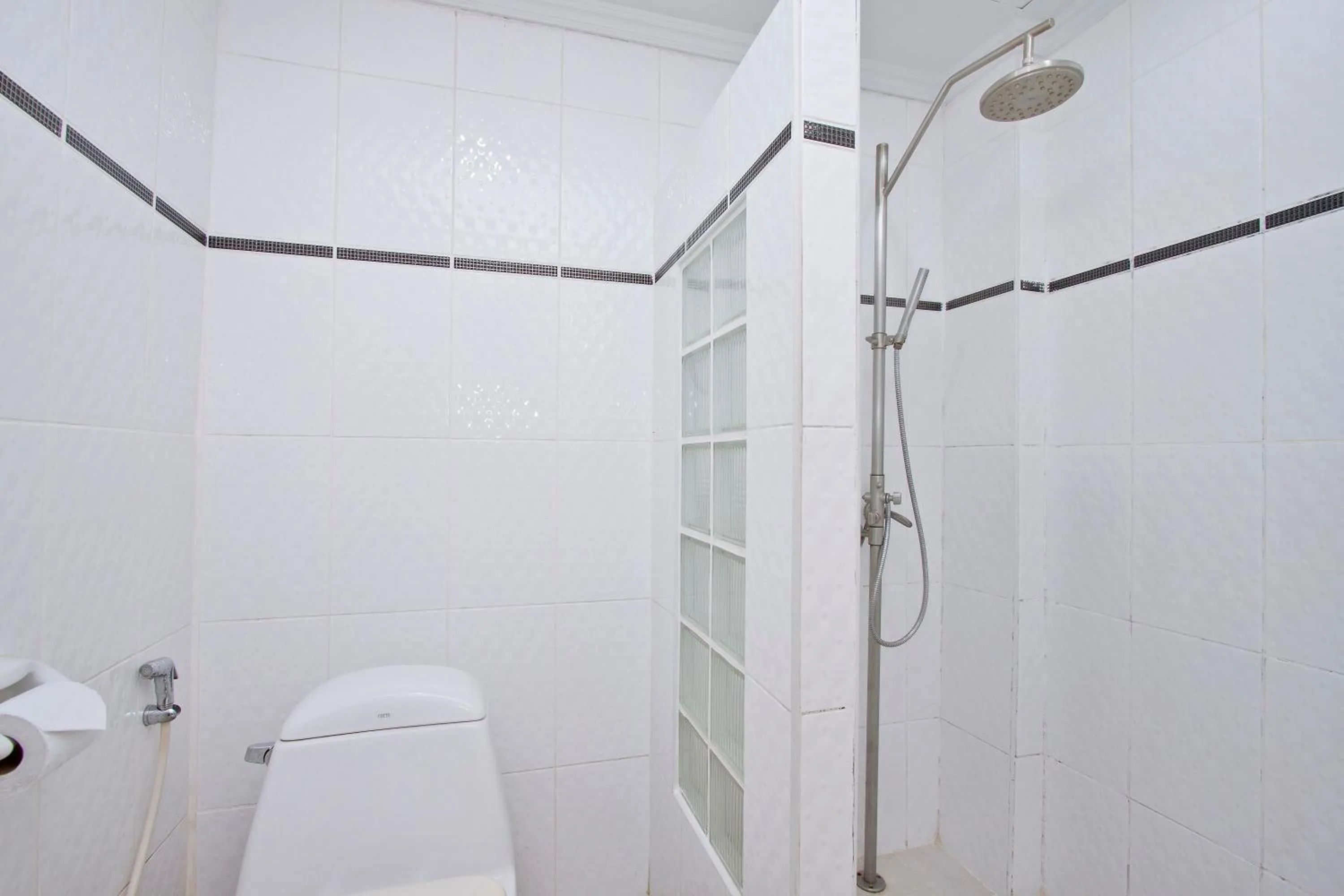 Bathroom in Argyle Apartments Pattaya